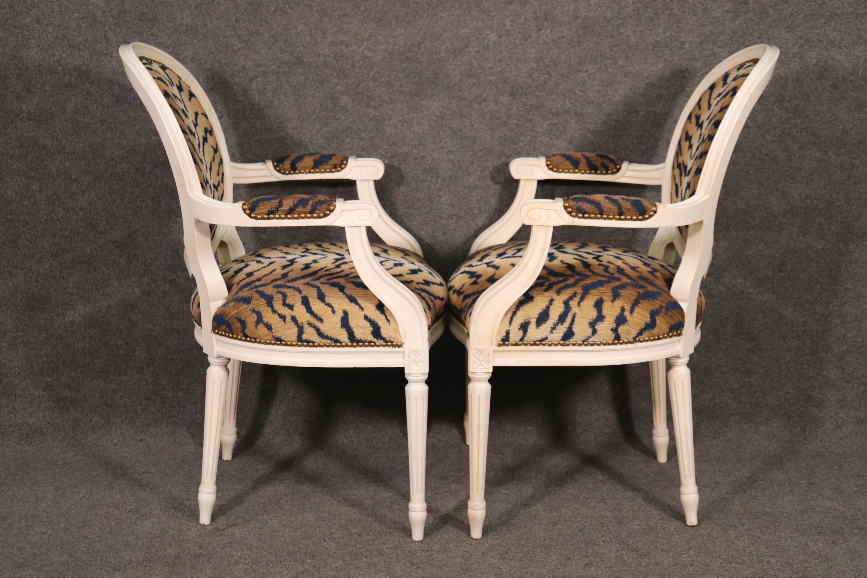 Noyer Paire de fauteuils Louis XVI à dossier ovale peints en blanc et tissu imprimé tigre en vente