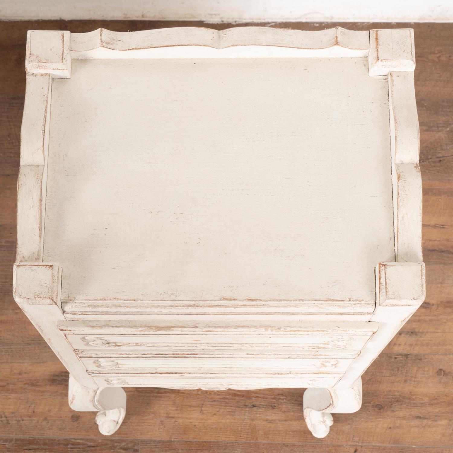 Paire de petites commodes de nuit peintes en blanc, France Circa 1920 en vente 3