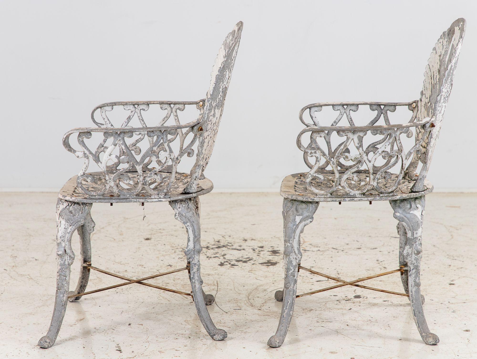 Pareja de sillones de jardín de aluminio con respaldo de cisne pintados en blanco, Suecia Años 60 en venta 4