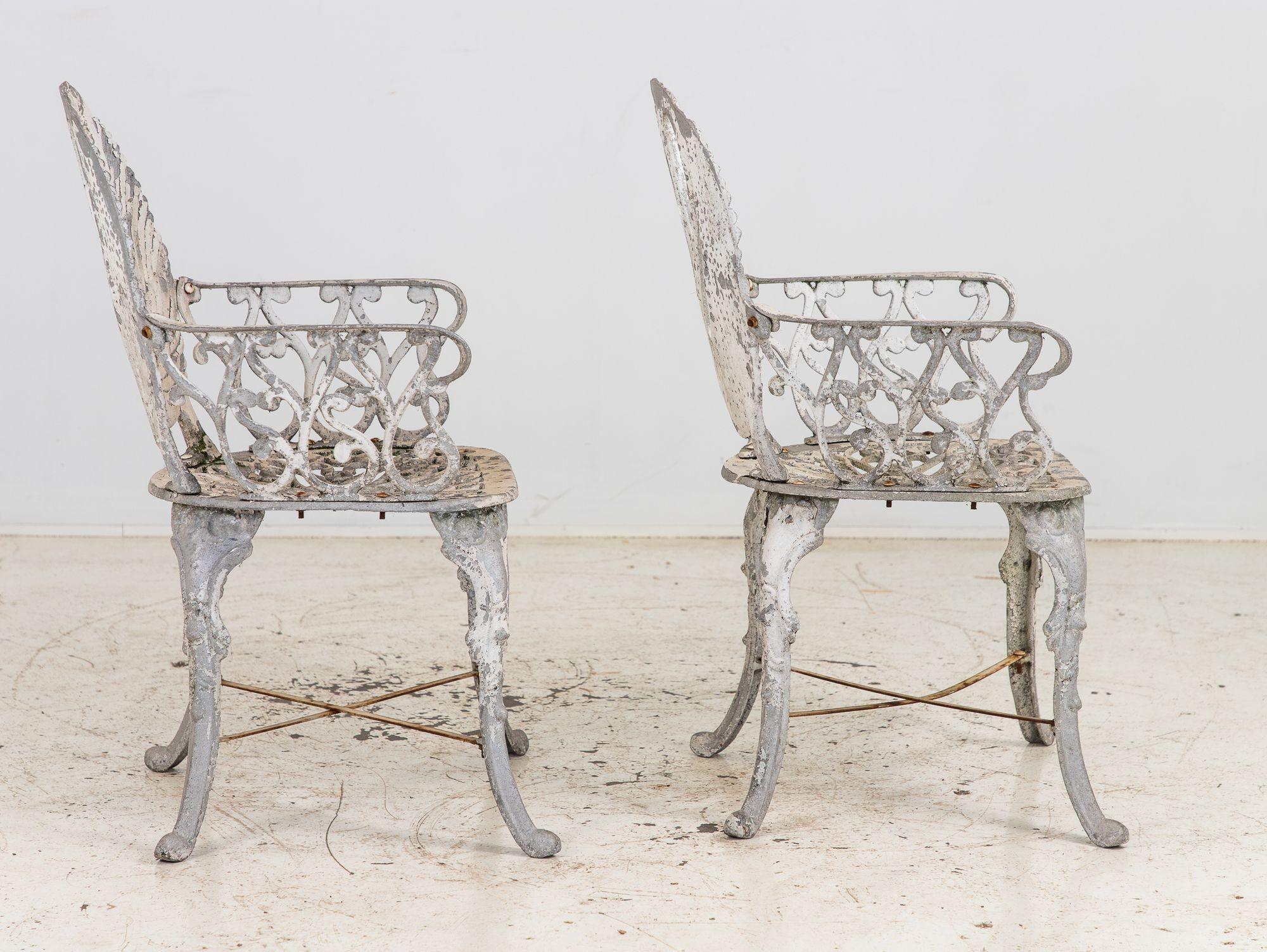 Pareja de sillones de jardín de aluminio con respaldo de cisne pintados en blanco, Suecia Años 60 en venta 4
