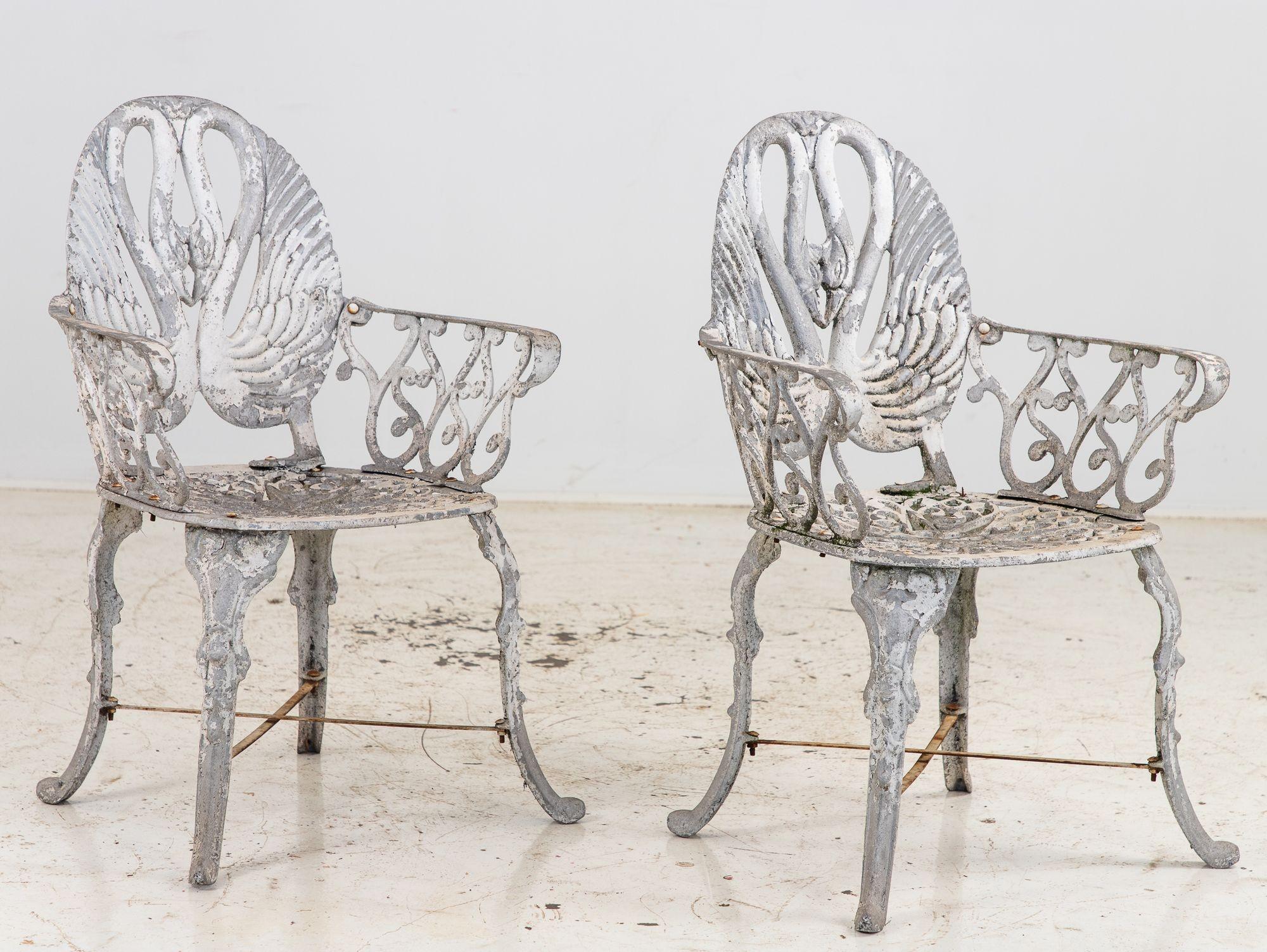Pareja de sillones de jardín de aluminio con respaldo de cisne pintados en blanco, Suecia Años 60 en venta 5