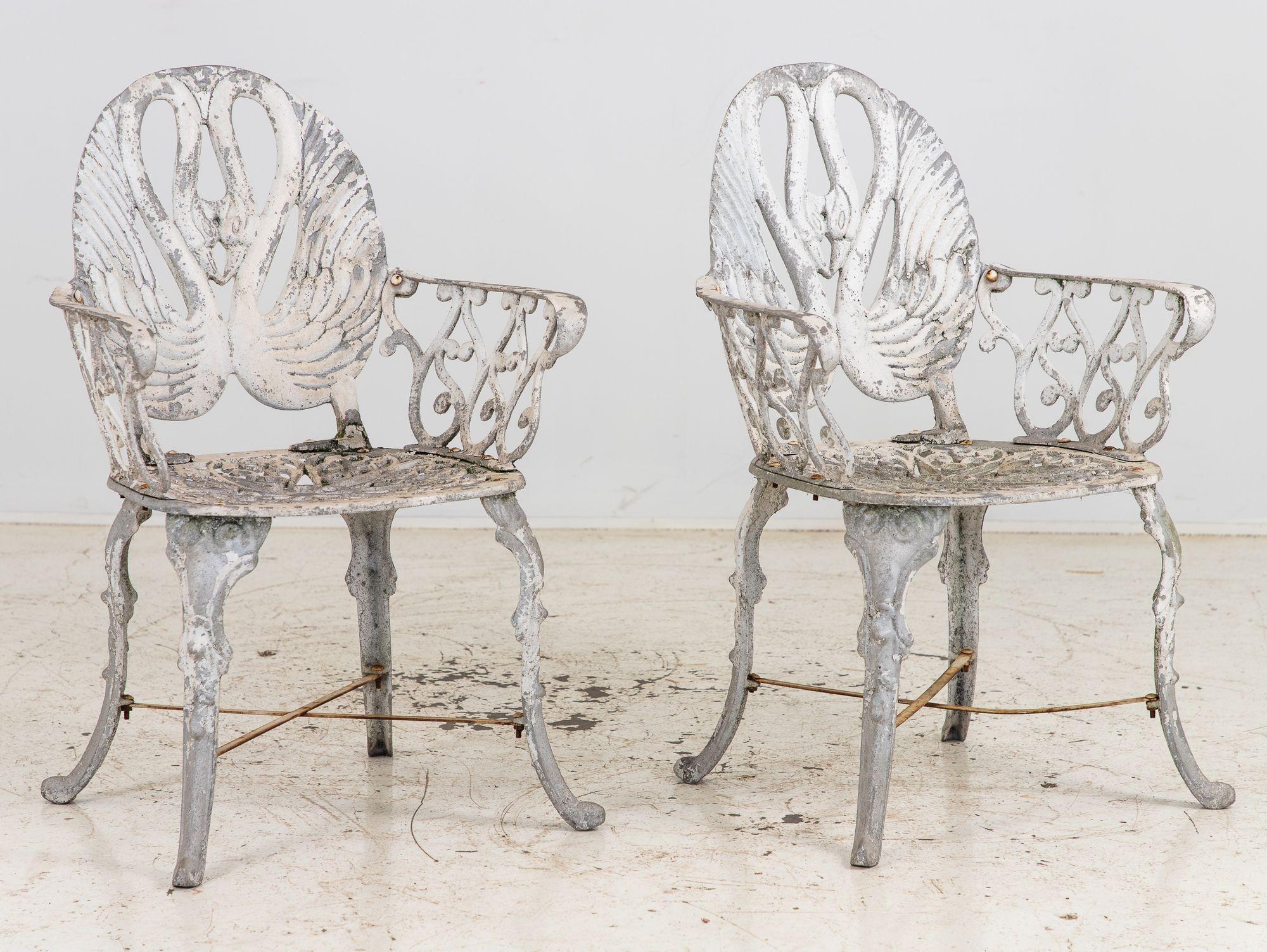 Pareja de sillones de jardín de aluminio con respaldo de cisne pintados en blanco, Suecia Años 60 en venta 5