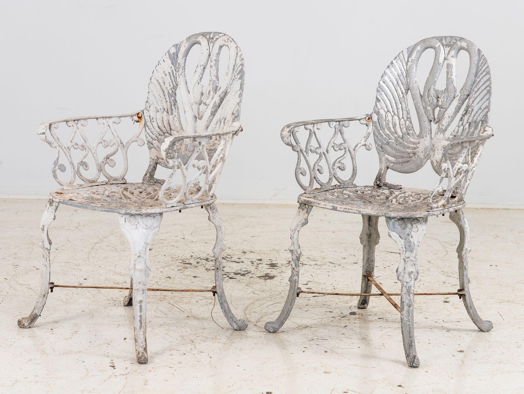 Pareja de sillones de jardín de aluminio con respaldo de cisne pintados en blanco, Suecia Años 60 en venta 5