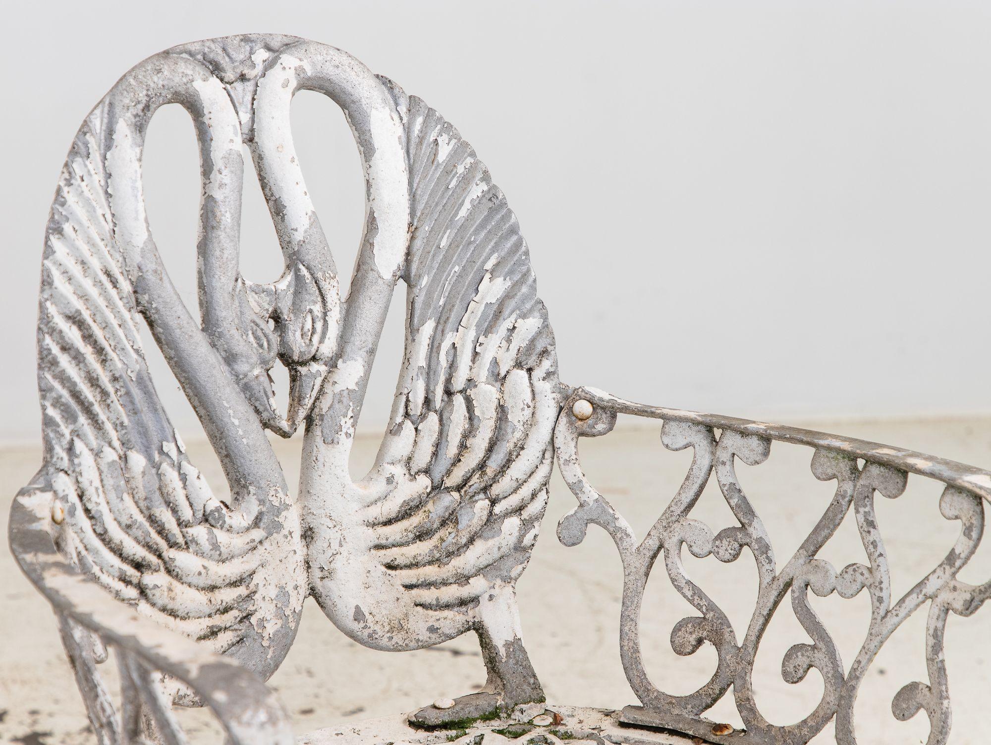 Pareja de sillones de jardín de aluminio con respaldo de cisne pintados en blanco, Suecia Años 60 en venta 6