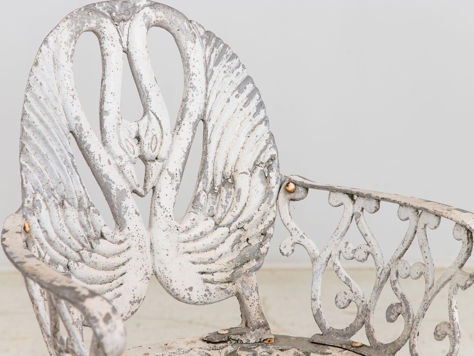 Pareja de sillones de jardín de aluminio con respaldo de cisne pintados en blanco, Suecia Años 60 en venta 6