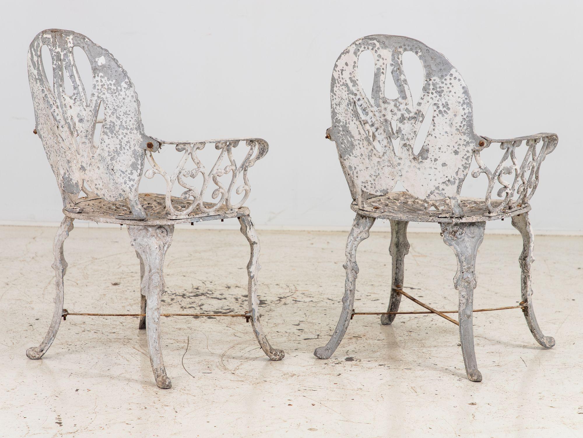 Pareja de sillones de jardín de aluminio con respaldo de cisne pintados en blanco, Suecia Años 60 en venta 6