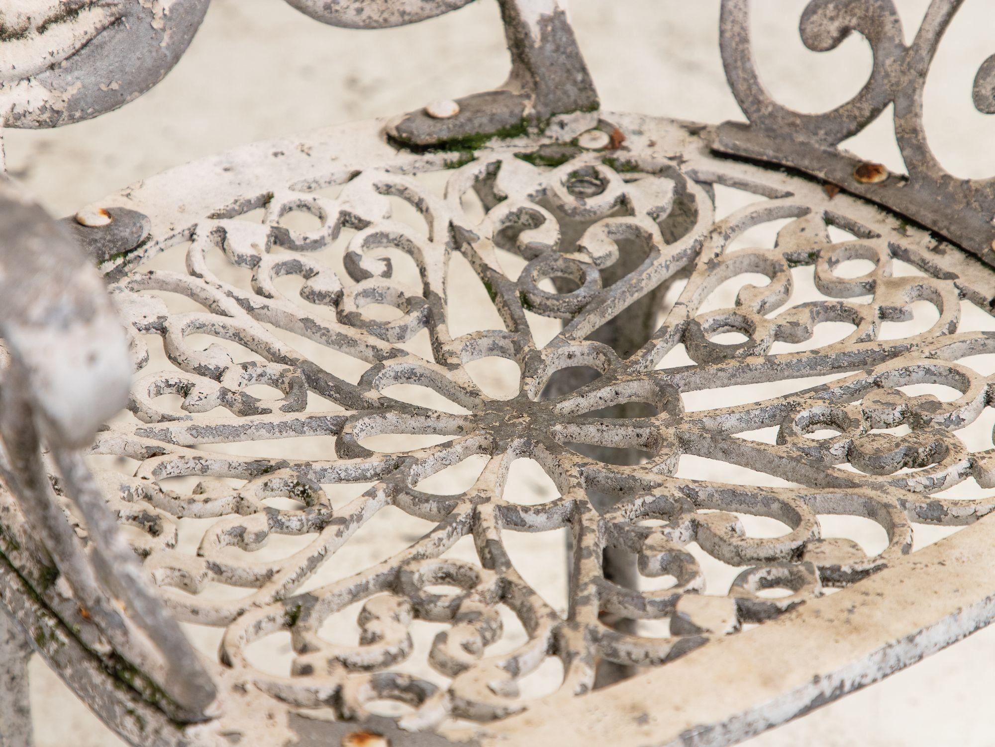 Pareja de sillones de jardín de aluminio con respaldo de cisne pintados en blanco, Suecia Años 60 en venta 7
