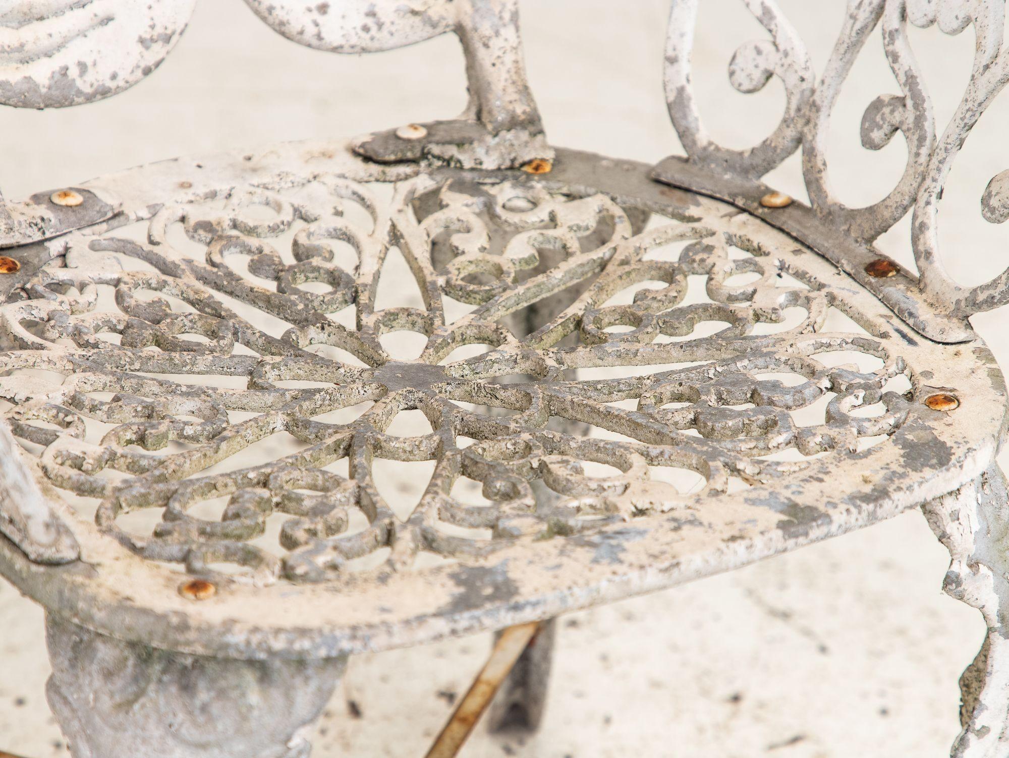 Pareja de sillones de jardín de aluminio con respaldo de cisne pintados en blanco, Suecia Años 60 en venta 7