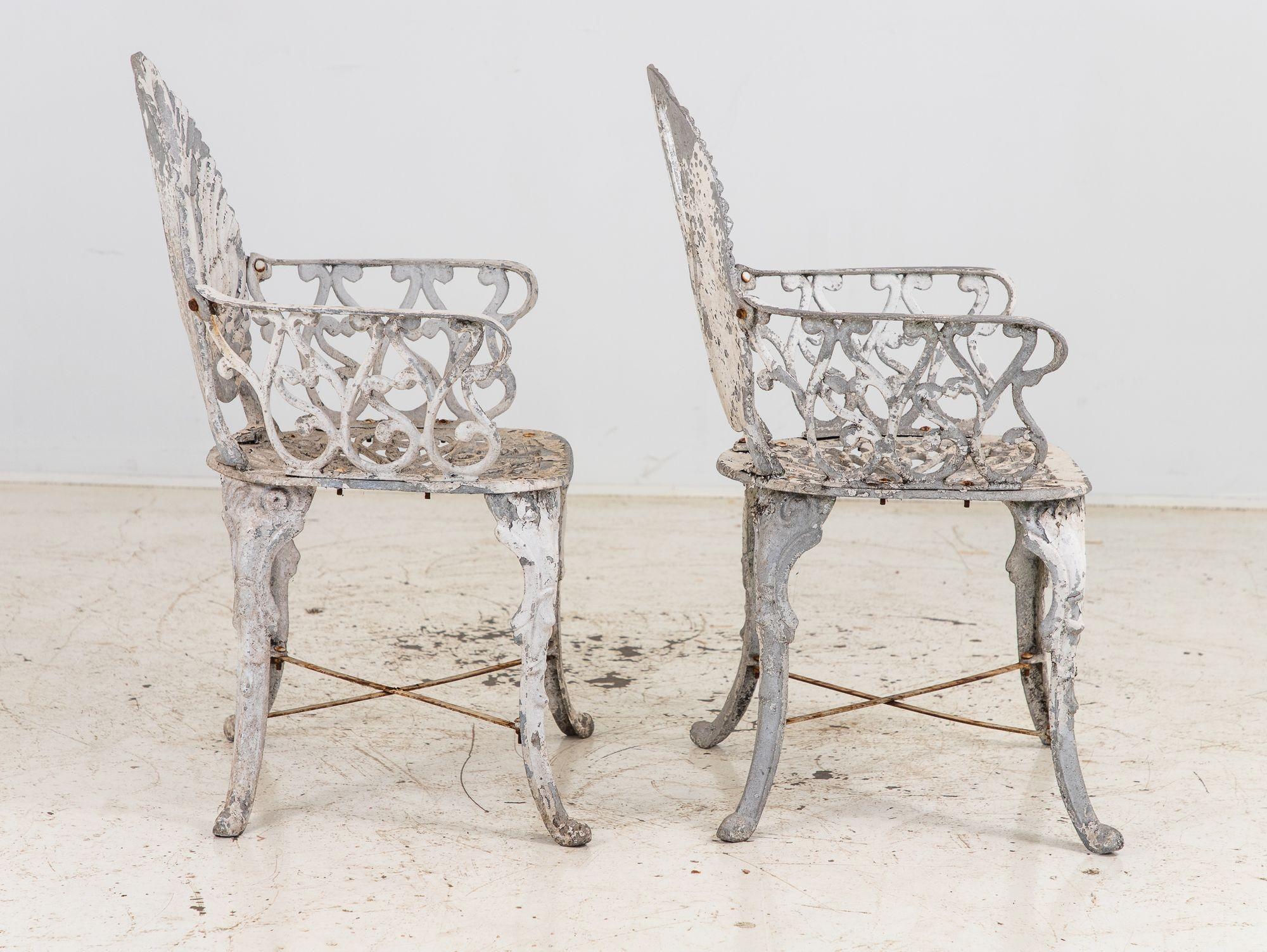 Pareja de sillones de jardín de aluminio con respaldo de cisne pintados en blanco, Suecia Años 60 en venta 7