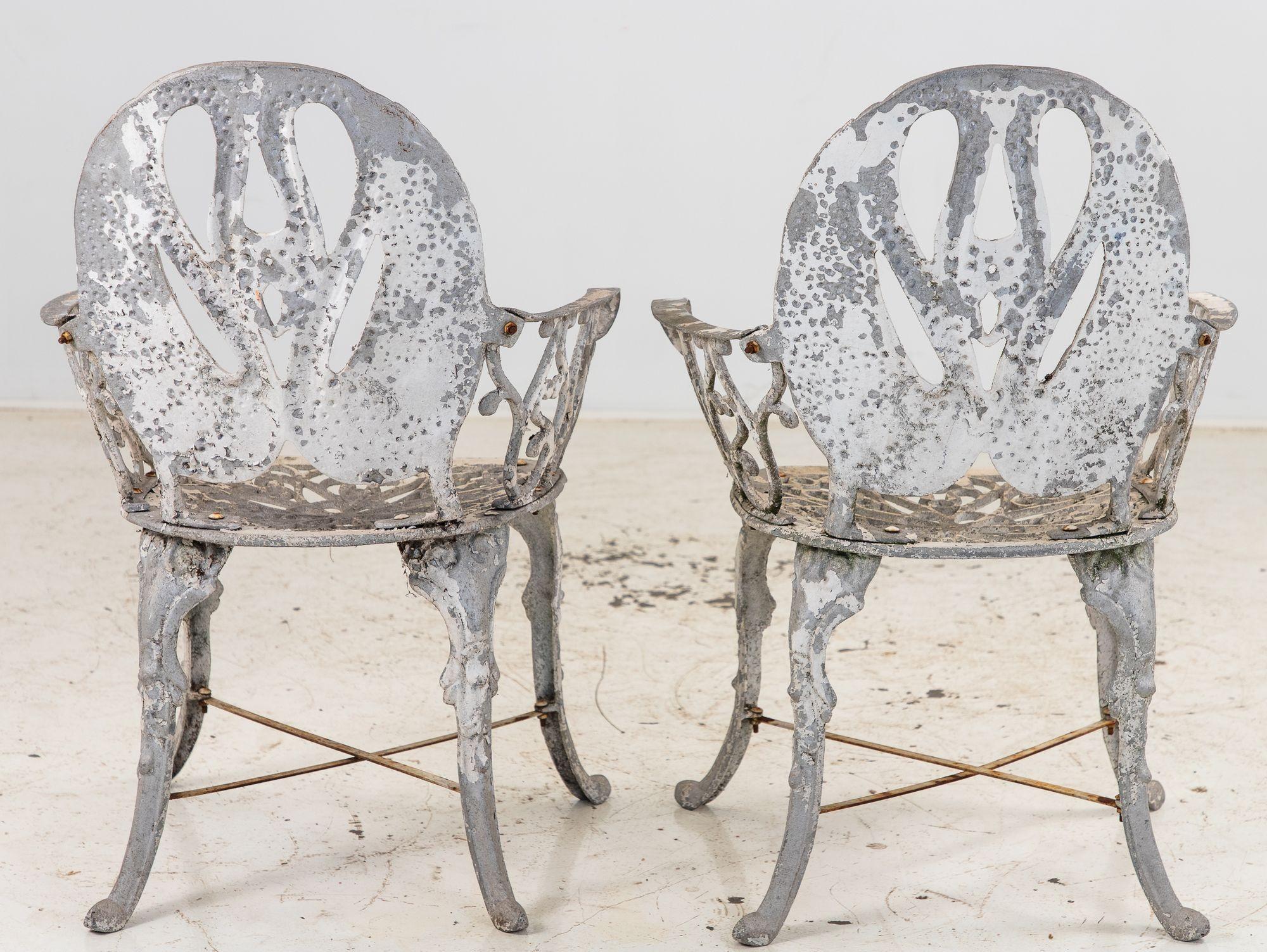 Pareja de sillones de jardín de aluminio con respaldo de cisne pintados en blanco, Suecia Años 60 en venta 8