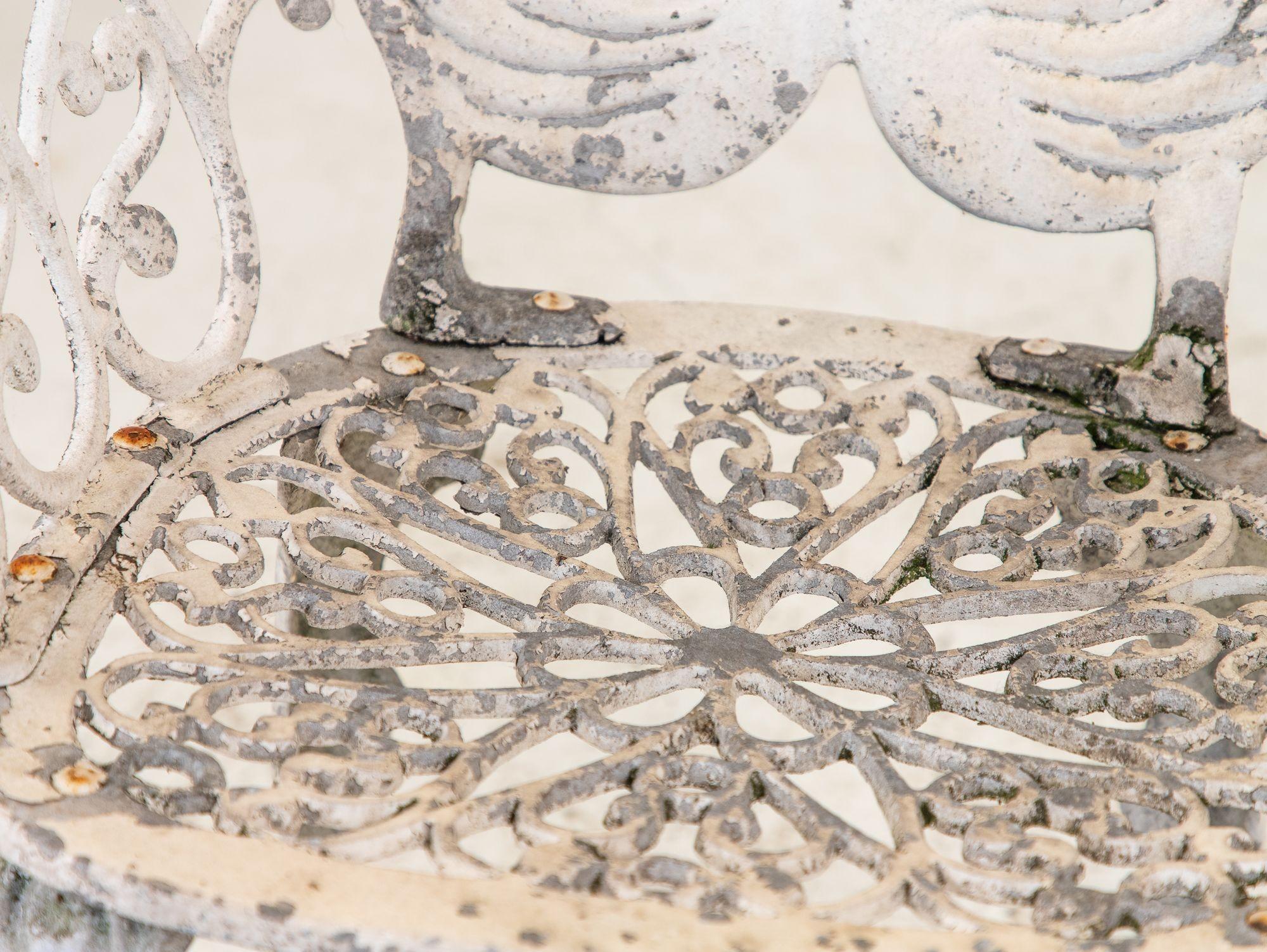 Pareja de sillones de jardín de aluminio con respaldo de cisne pintados en blanco, Suecia Años 60 en venta 8