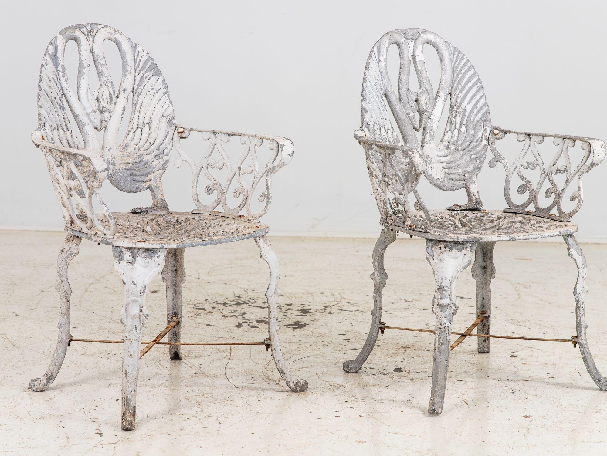 Pareja de sillones de jardín de aluminio con respaldo de cisne pintados en blanco, Suecia Años 60 en venta 8