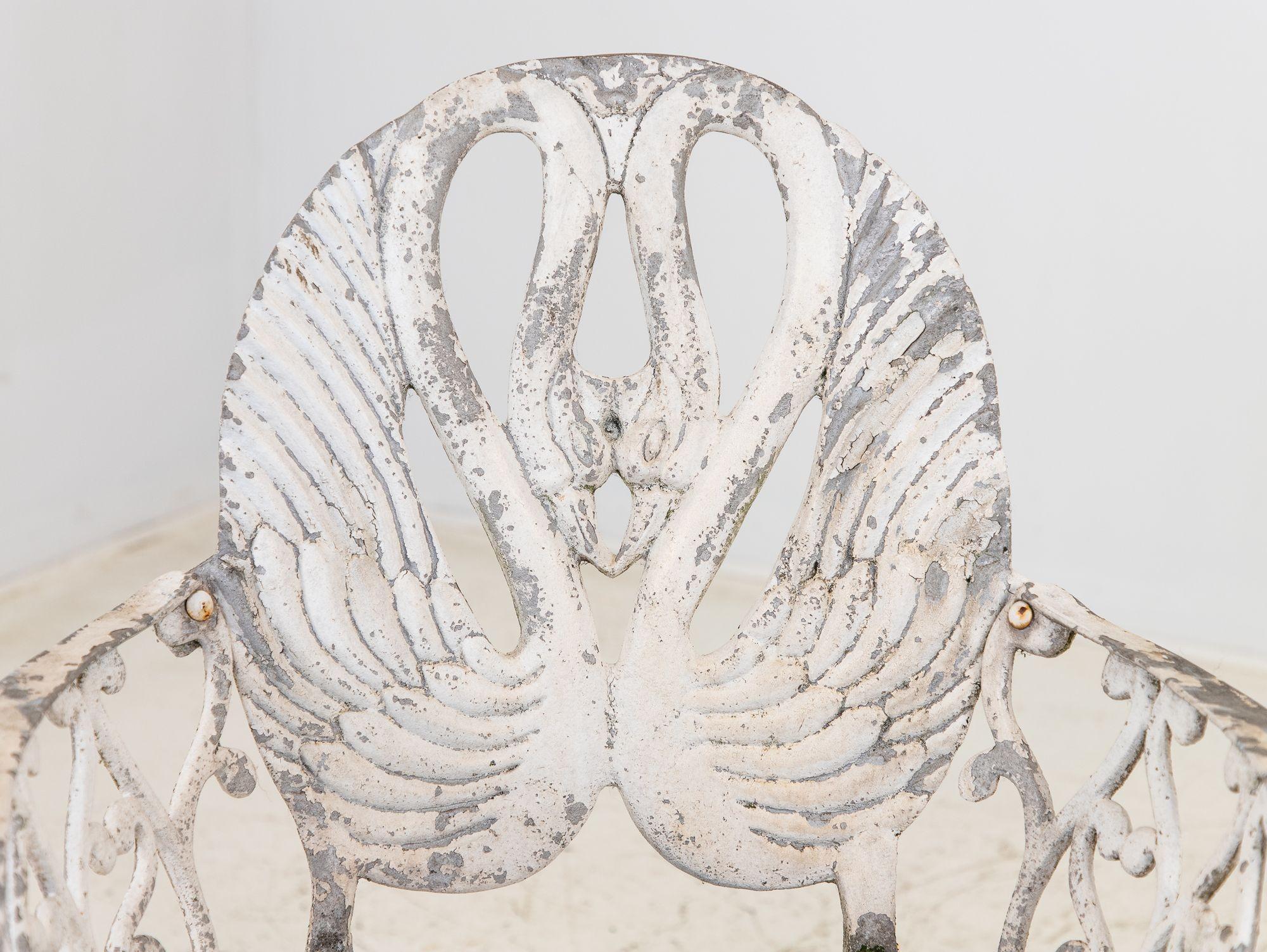 Pareja de sillones de jardín de aluminio con respaldo de cisne pintados en blanco, Suecia Años 60 en venta 9