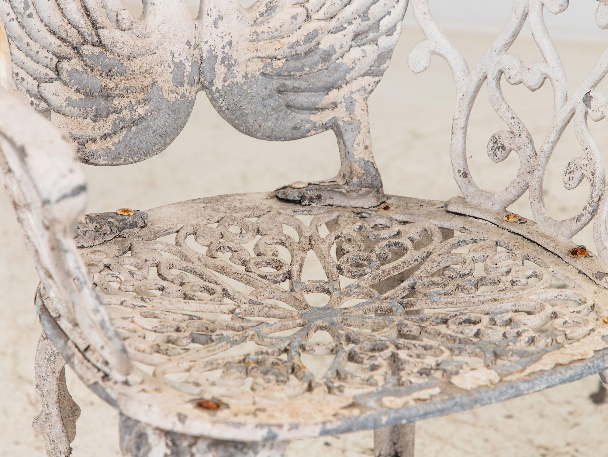 Pareja de sillones de jardín de aluminio con respaldo de cisne pintados en blanco, Suecia Años 60 en venta 9