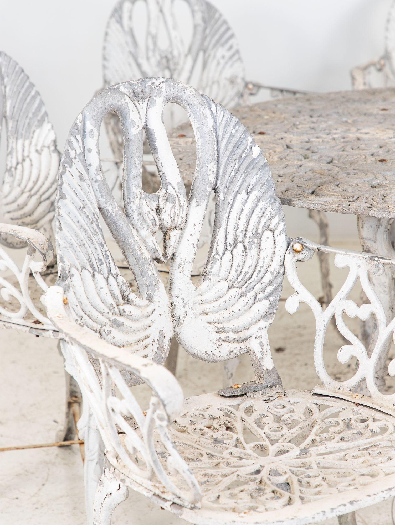Pareja de sillones de jardín de aluminio con respaldo de cisne pintados en blanco, Suecia Años 60 en Bueno estado para la venta en South Salem, NY