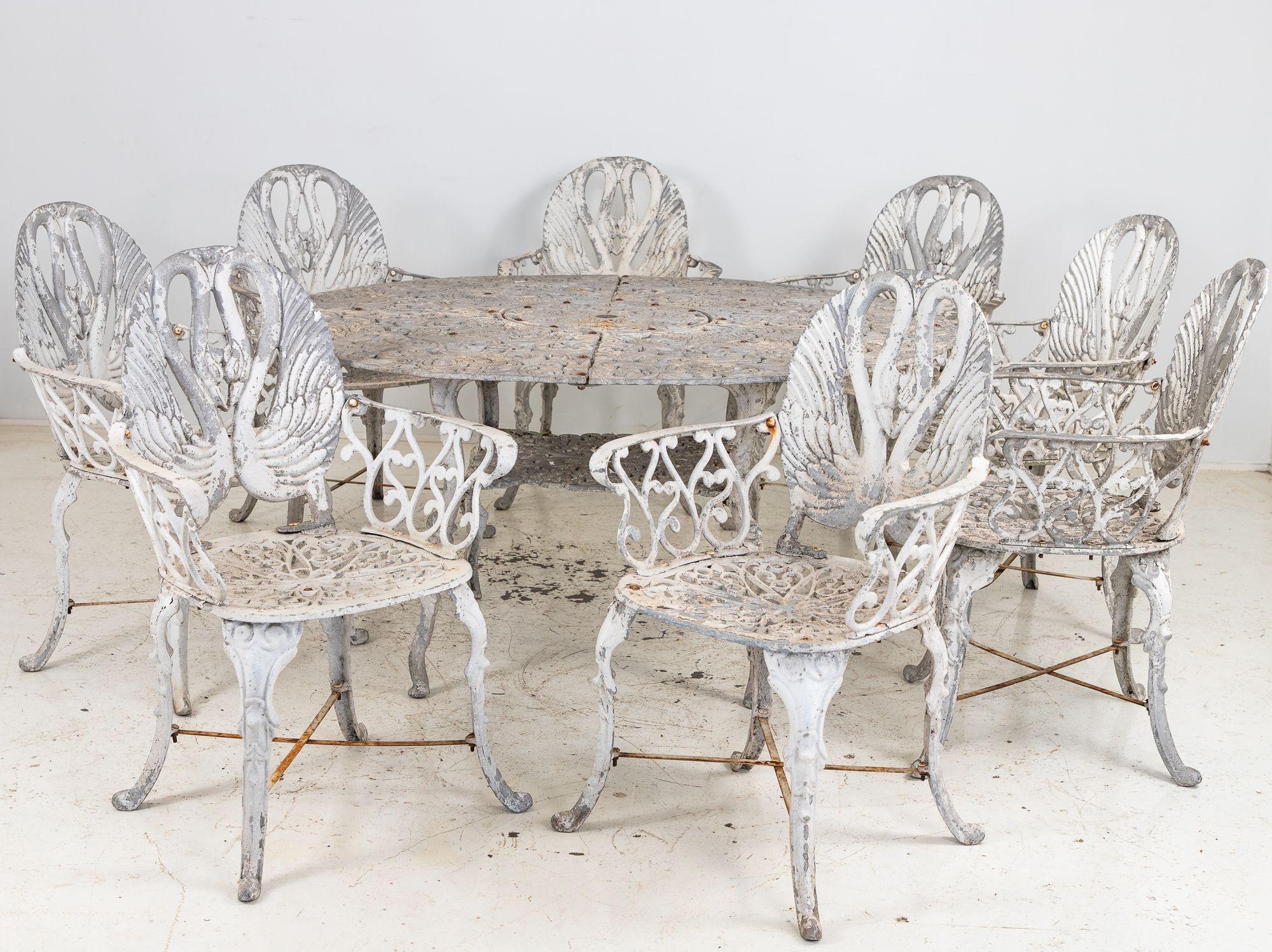 Pareja de sillones de jardín de aluminio con respaldo de cisne pintados en blanco, Suecia Años 60 mediados del siglo XX en venta