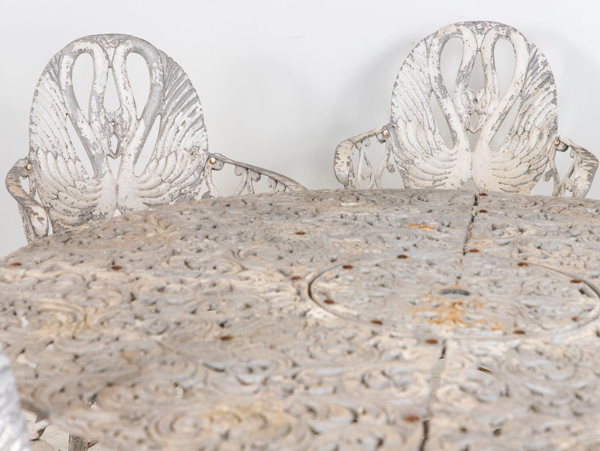 Pareja de sillones de jardín de aluminio con respaldo de cisne pintados en blanco, Suecia Años 60 Aluminio en venta