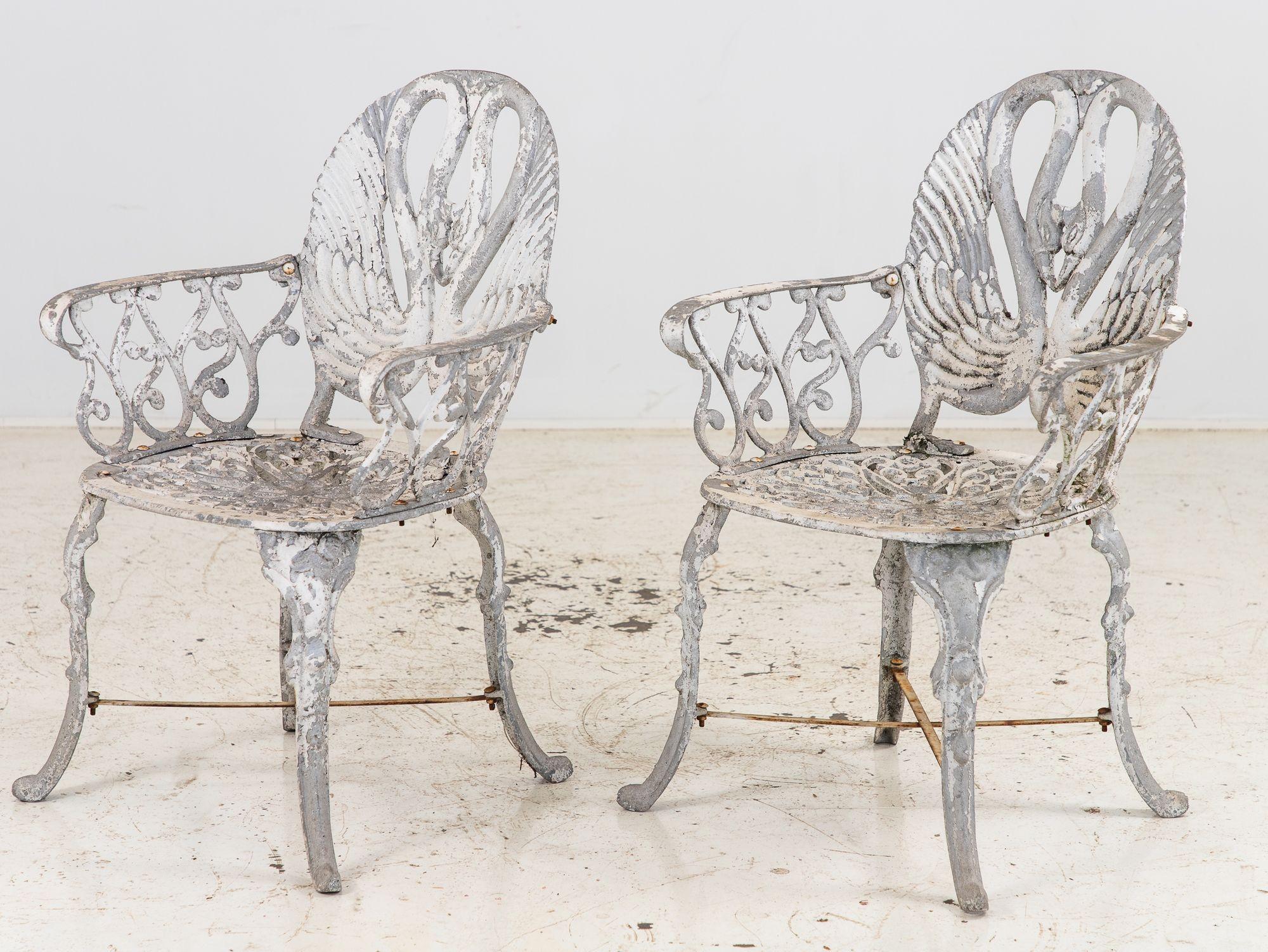 Pareja de sillones de jardín de aluminio con respaldo de cisne pintados en blanco, Suecia Años 60 en venta 2