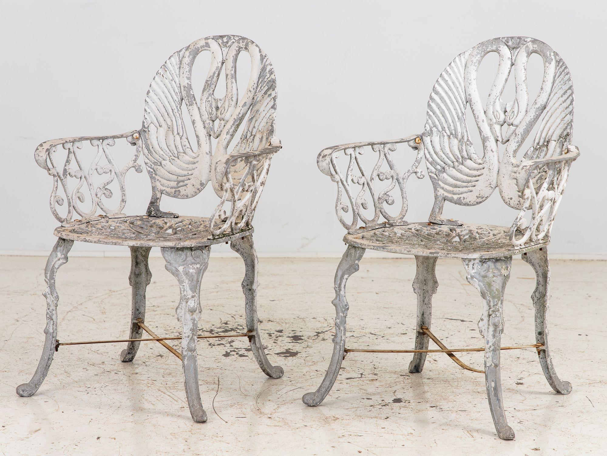 Pareja de sillones de jardín de aluminio con respaldo de cisne pintados en blanco, Suecia Años 60 en venta 2