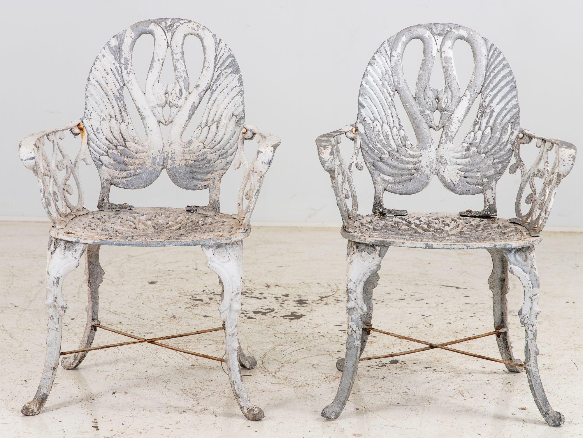 Pareja de sillones de jardín de aluminio con respaldo de cisne pintados en blanco, Suecia Años 60 en venta 2