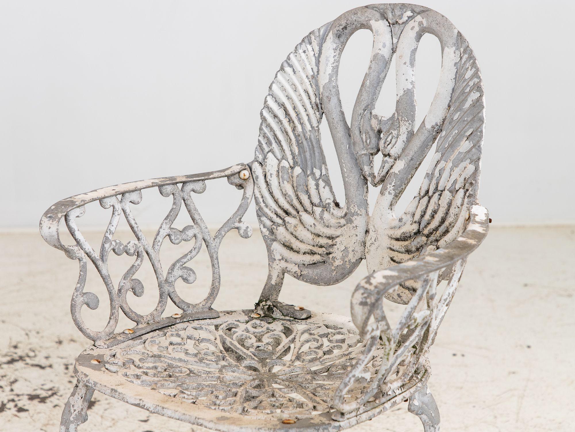 Pareja de sillones de jardín de aluminio con respaldo de cisne pintados en blanco, Suecia Años 60 en venta 3