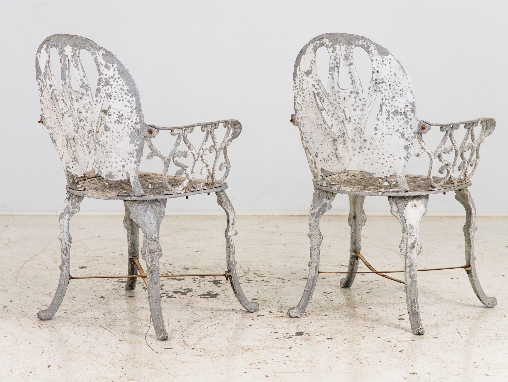 Pareja de sillones de jardín de aluminio con respaldo de cisne pintados en blanco, Suecia Años 60 en venta 3