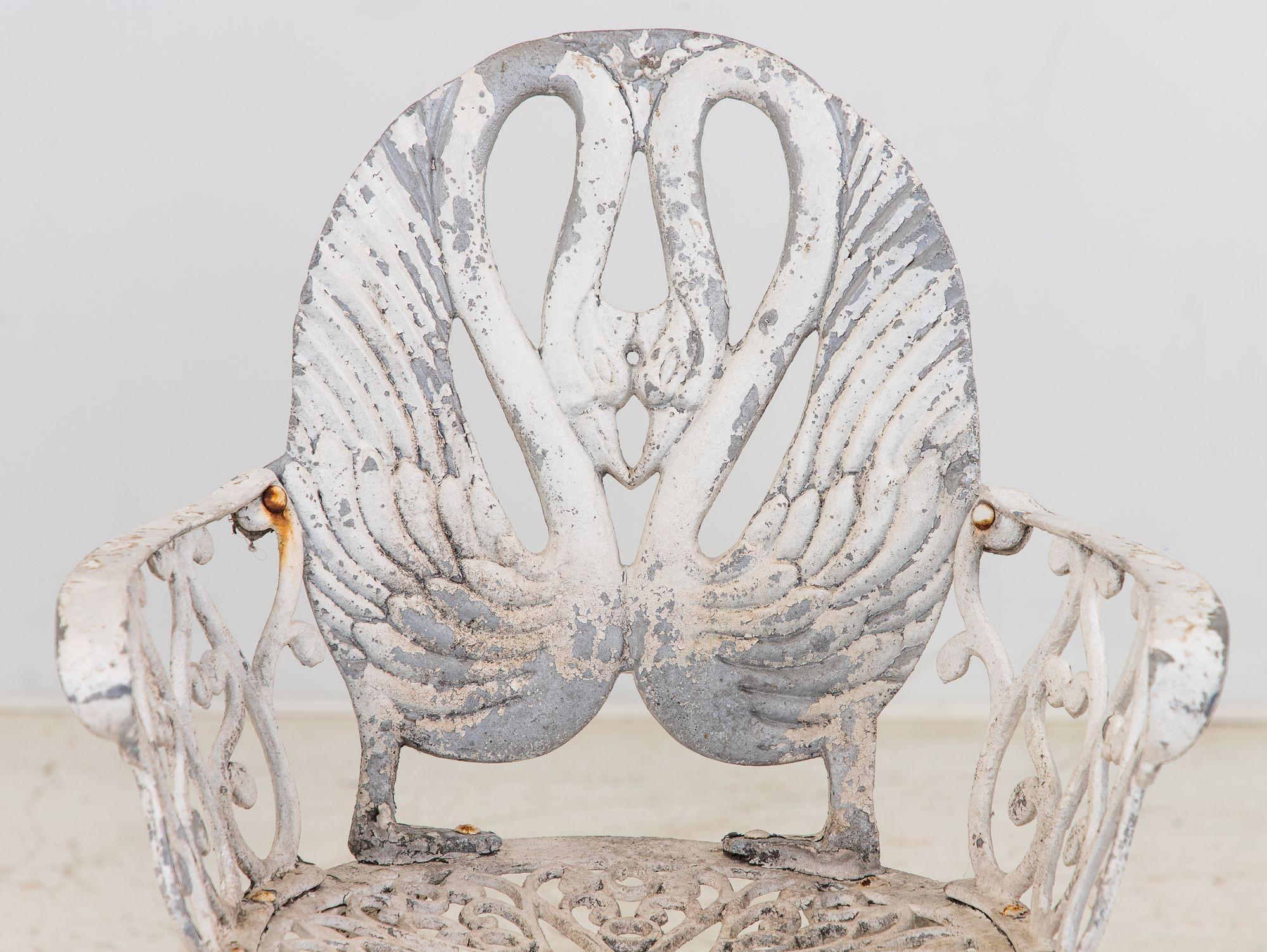 Pareja de sillones de jardín de aluminio con respaldo de cisne pintados en blanco, Suecia Años 60 en venta 3