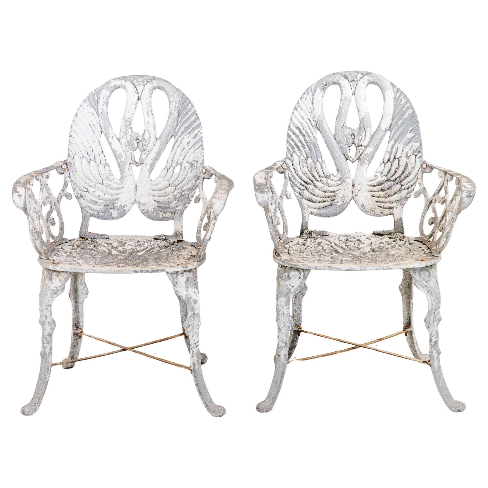 Paire de fauteuils de jardin en aluminium à dossier de cygne peints en blanc, Suède, années 1960