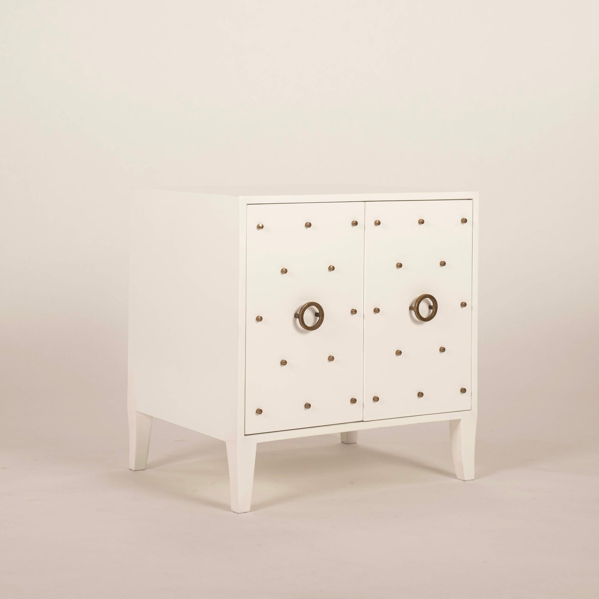 Paar weiße Schränke im Parzinger-Stil (Moderne) im Angebot