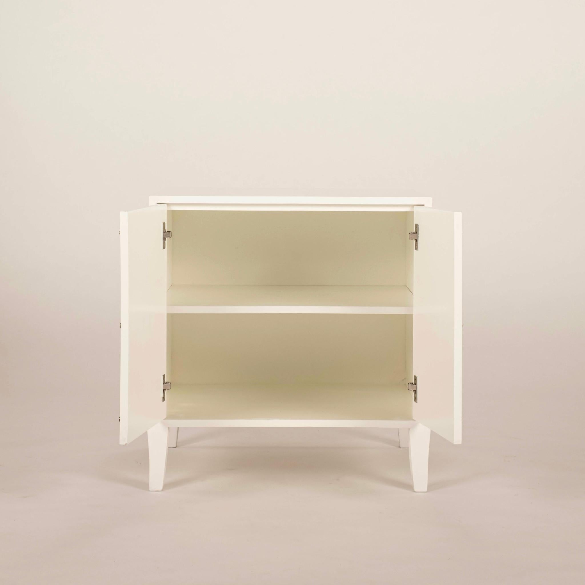 Paar weiße Schränke im Parzinger-Stil im Angebot 1
