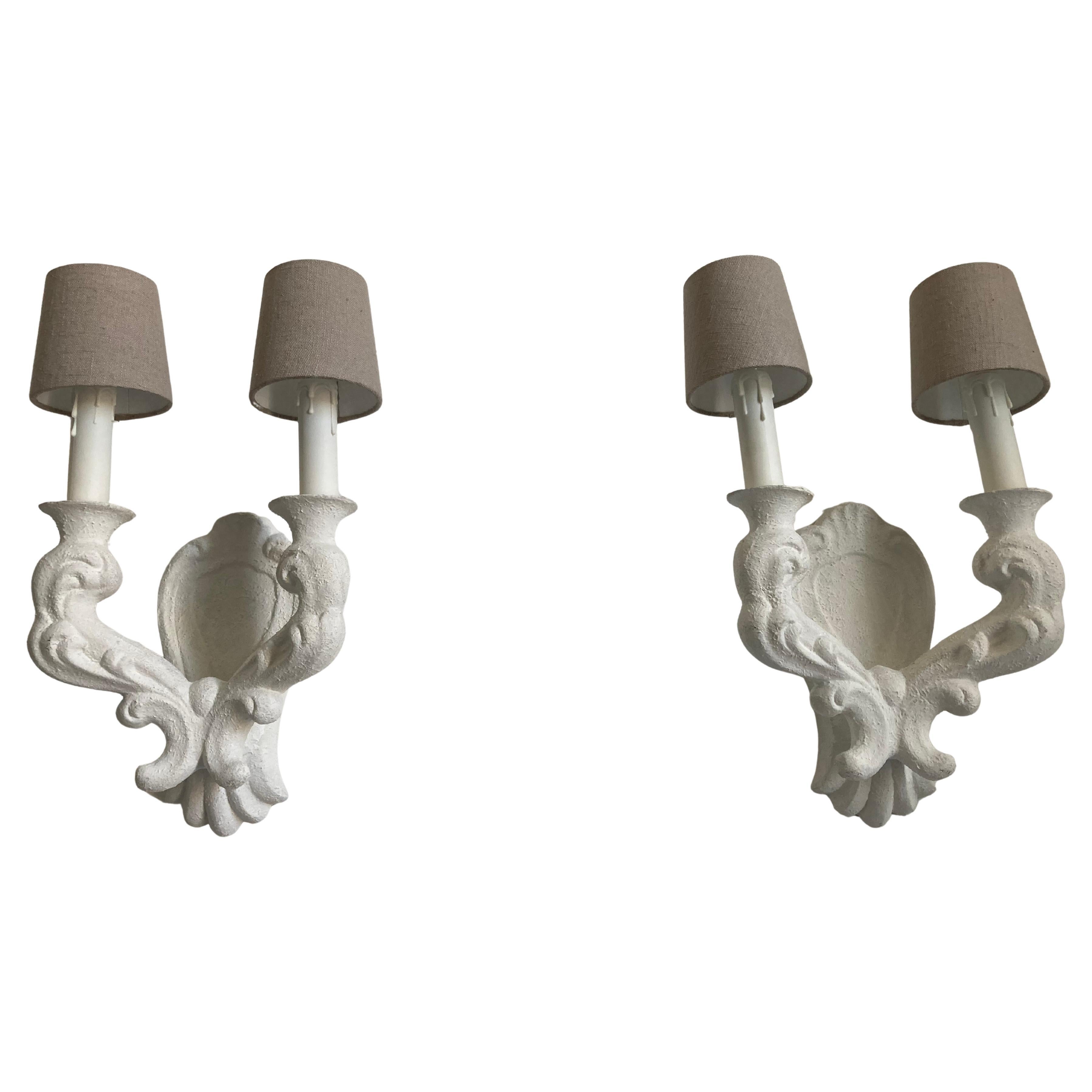 PAIR Weiße Gips-Wandleuchter Serge Roche (Moderne der Mitte des Jahrhunderts) im Angebot