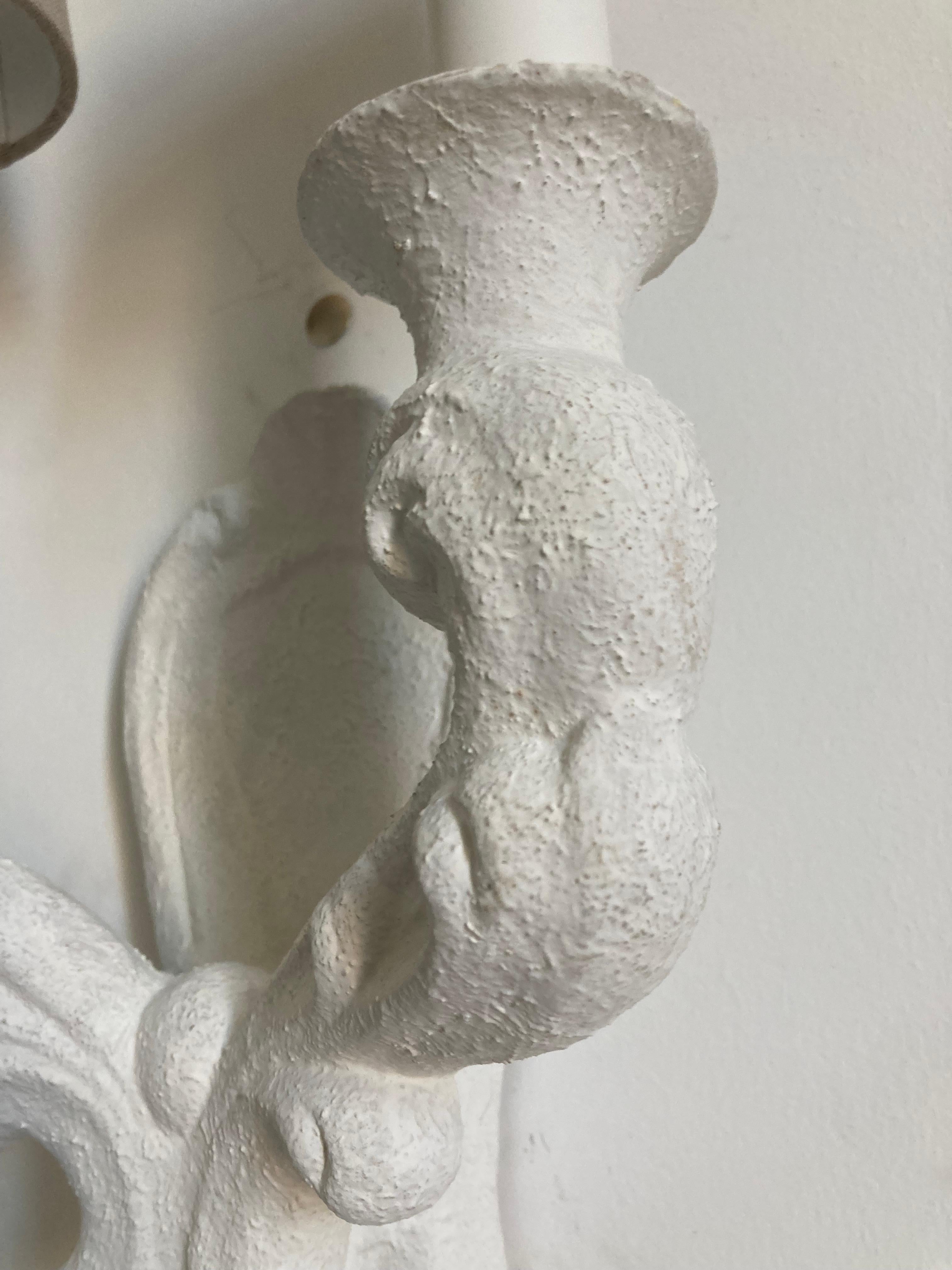 PAR DE Apliques de Yeso Blanco Serge Roche en Bueno estado para la venta en Jersey City, NJ