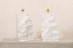 Paire de lampes de table en plâtre blanc:: design moderne de type "Quarry-Rock":: attribuées à Sirmos