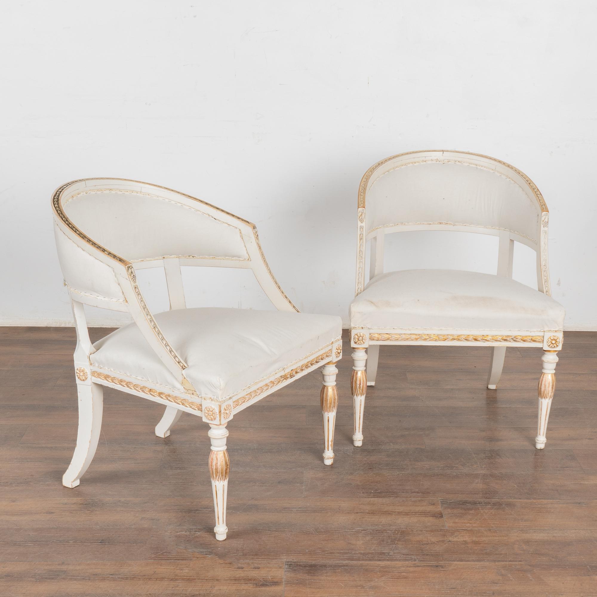 Coppia di poltrone svedesi gustaviane con schienale a vasca dolcemente curvato e gambe a sciabola, che conferiscono a ciascuna di esse un fascino aggraziato.
Le gambe anteriori tornite e scanalate e gli intagli decorativi impreziosiscono la gonna, i
