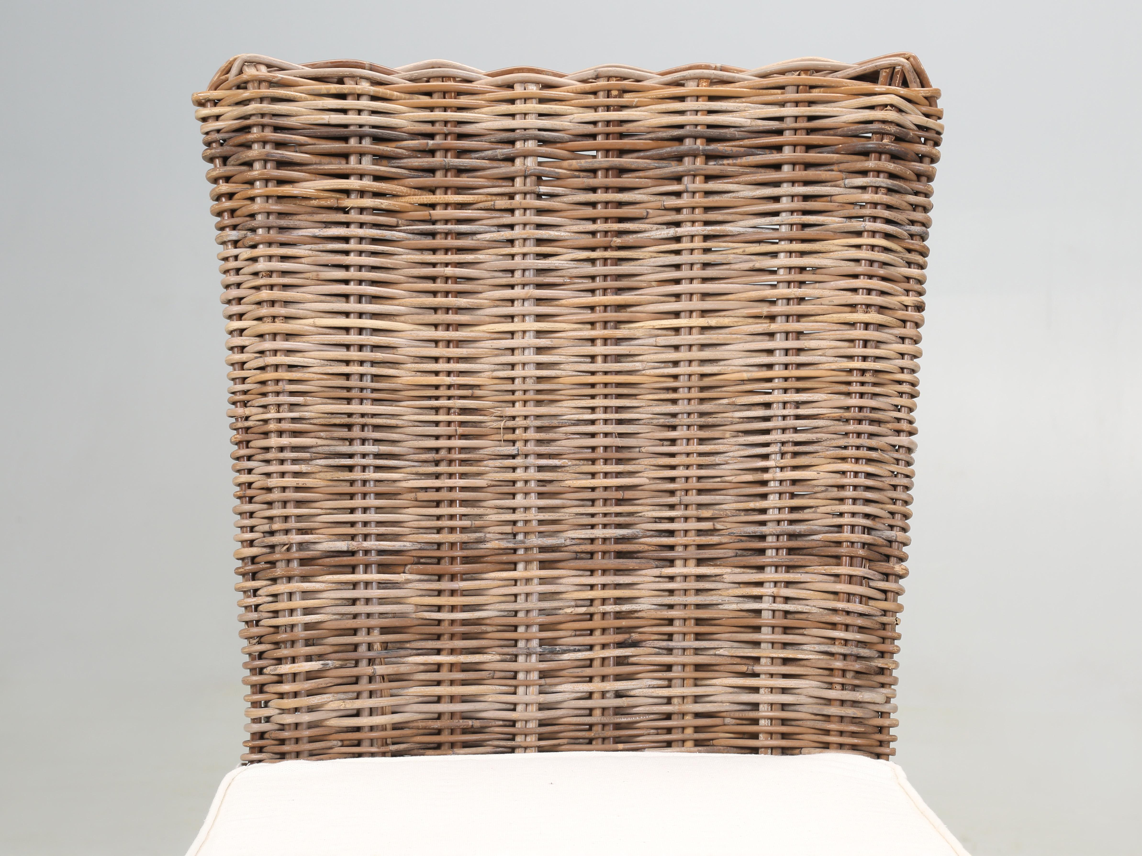 Paire de chaises d'appoint en osier Importées d'Angleterre dans les années 1990, elles ont été utilisées comme échantillons dans les salles d'exposition et n'ont jamais été vendues. Bien que nous ayons importé les chaises en osier d'Angleterre, nous