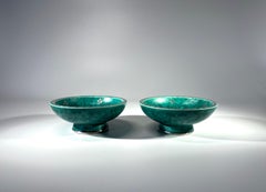 Ein Paar Wilhelm Kage, Argenta, Steingutschalen mit kleinem Fuß aus appliziertem Silber