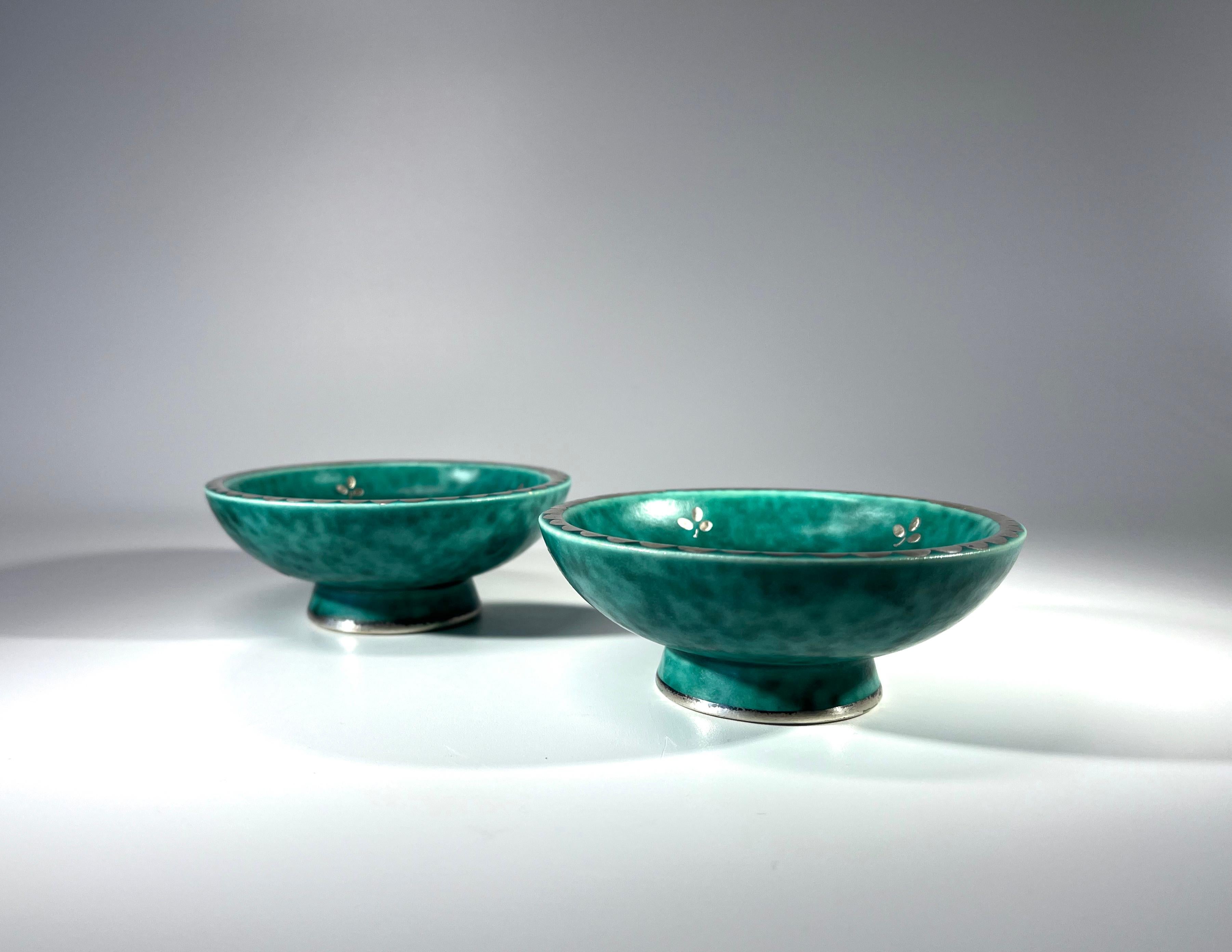 Pareja Wilhelm Kage, Argenta, Platos pequeños de gres con pie de plata aplicada Art Decó en venta