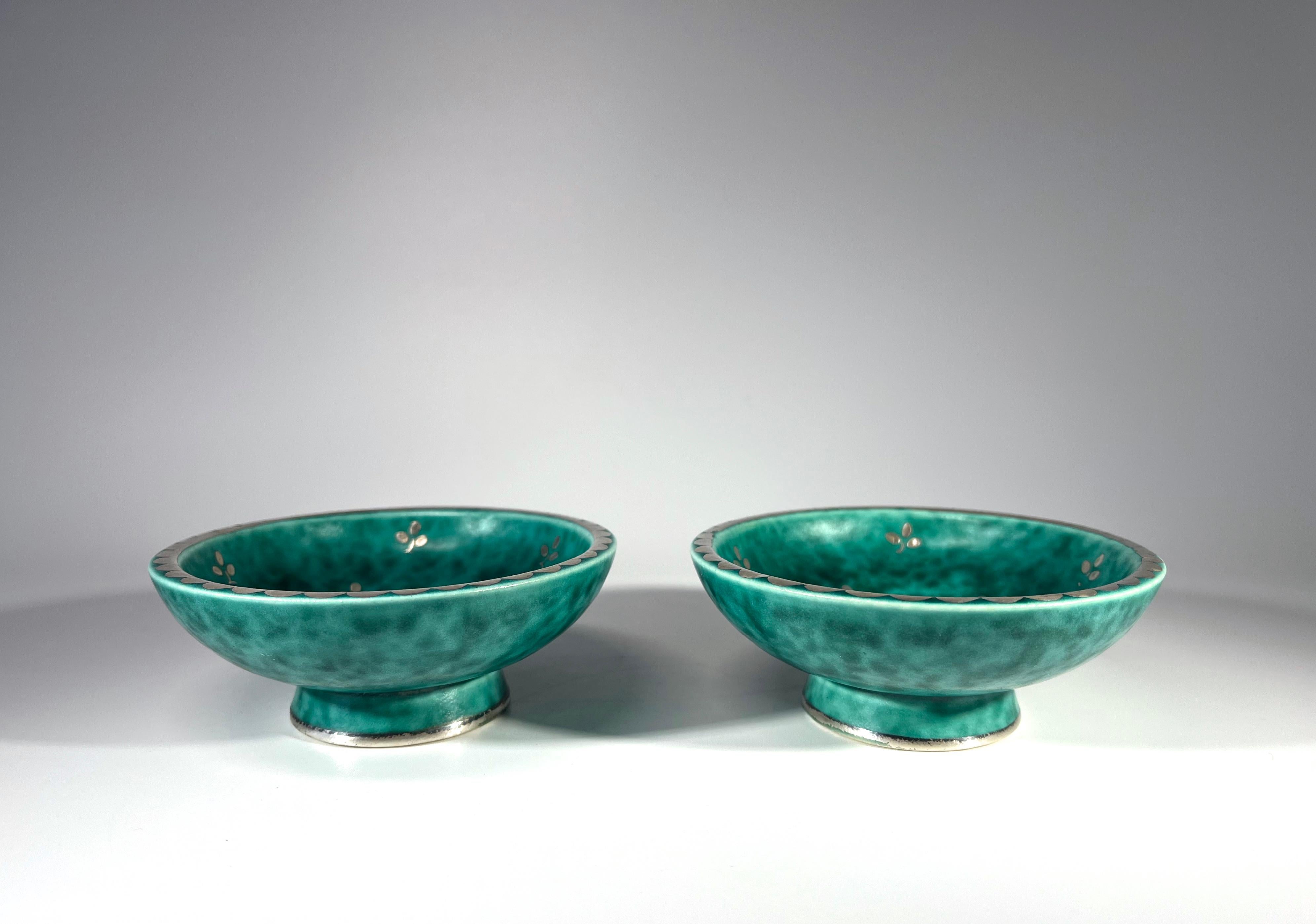 Pareja Wilhelm Kage, Argenta, Platos pequeños de gres con pie de plata aplicada Glaseado en venta