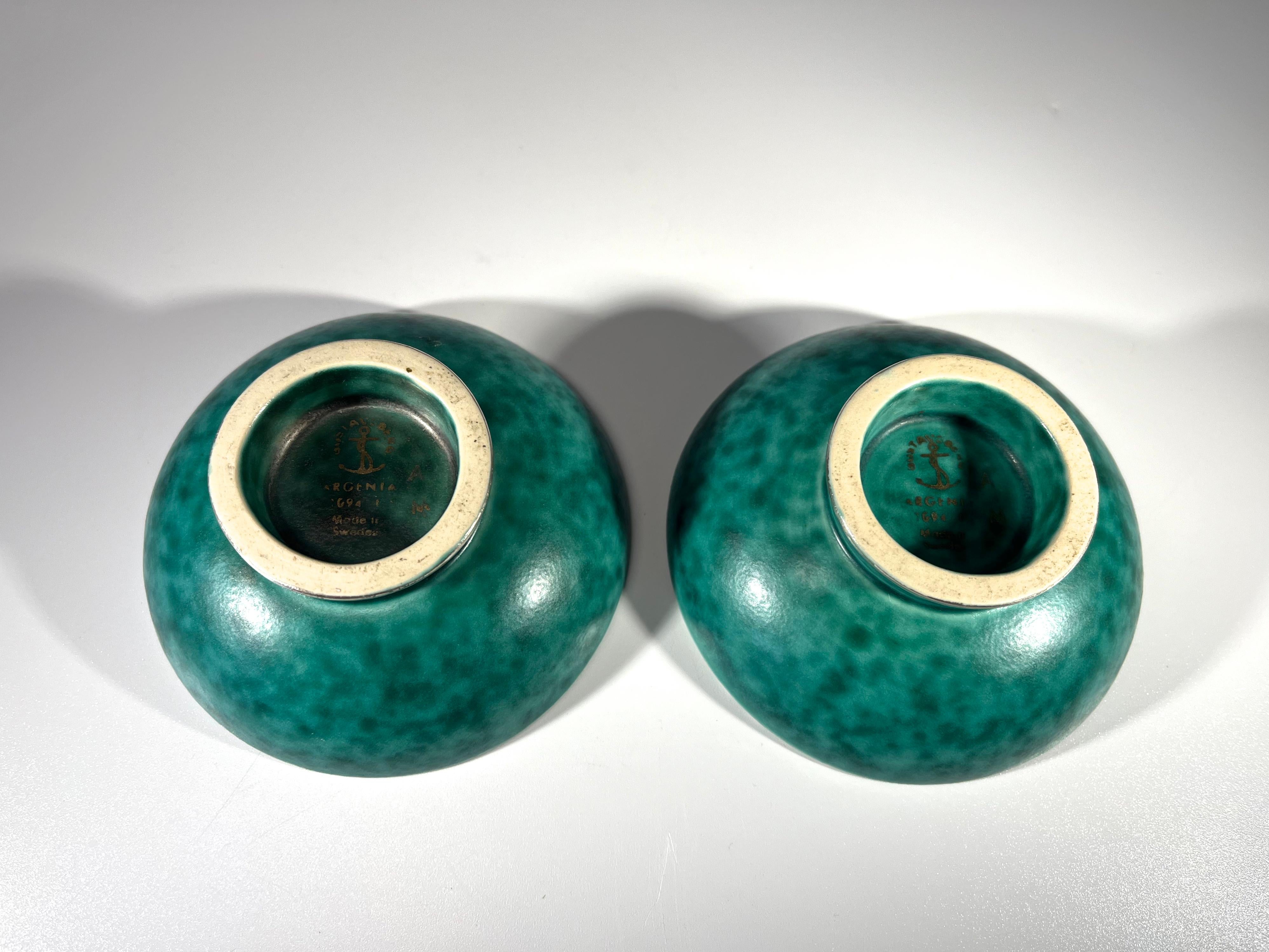 Pareja Wilhelm Kage, Argenta, Platos pequeños de gres con pie de plata aplicada mediados del siglo XX en venta