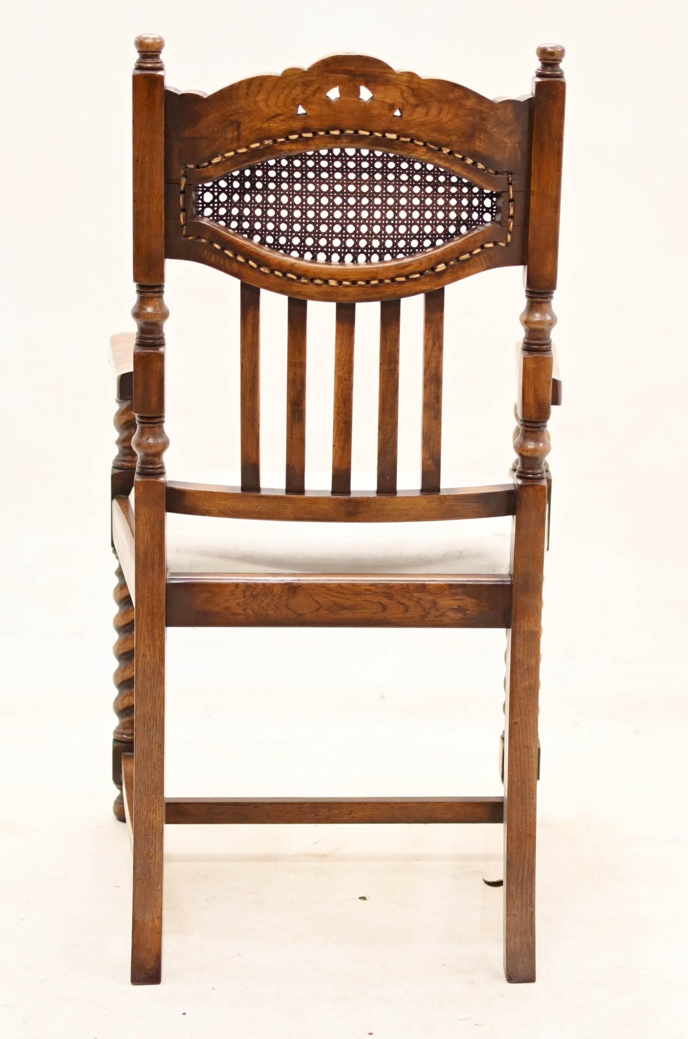 Fin du 20e siècle Paire de chaises William and Mary en chêne de ferme à torsion d'orge en vente