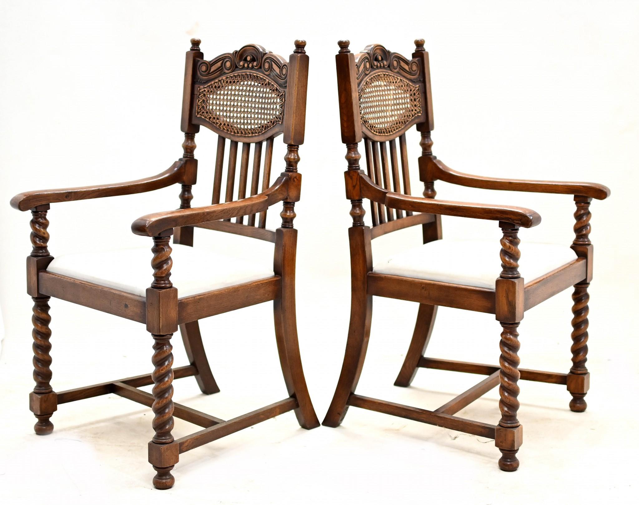 Paire de chaises William and Mary en chêne de ferme à torsion d'orge en vente 3