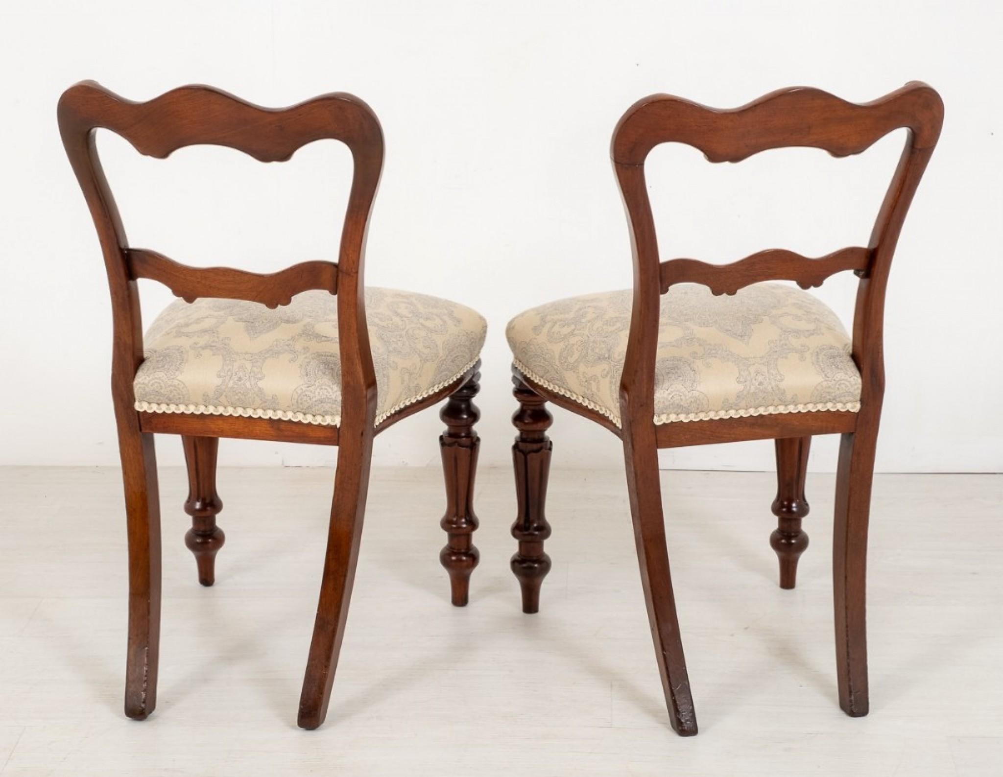 Pair of Mahogany William IV side chairs.
These pretty chairs stand on ring turned and carved front legs with sabre back legs.
Having serpentine shaped seat fronts (the seats have recently been reupholstered in a quality fabric and are extremely