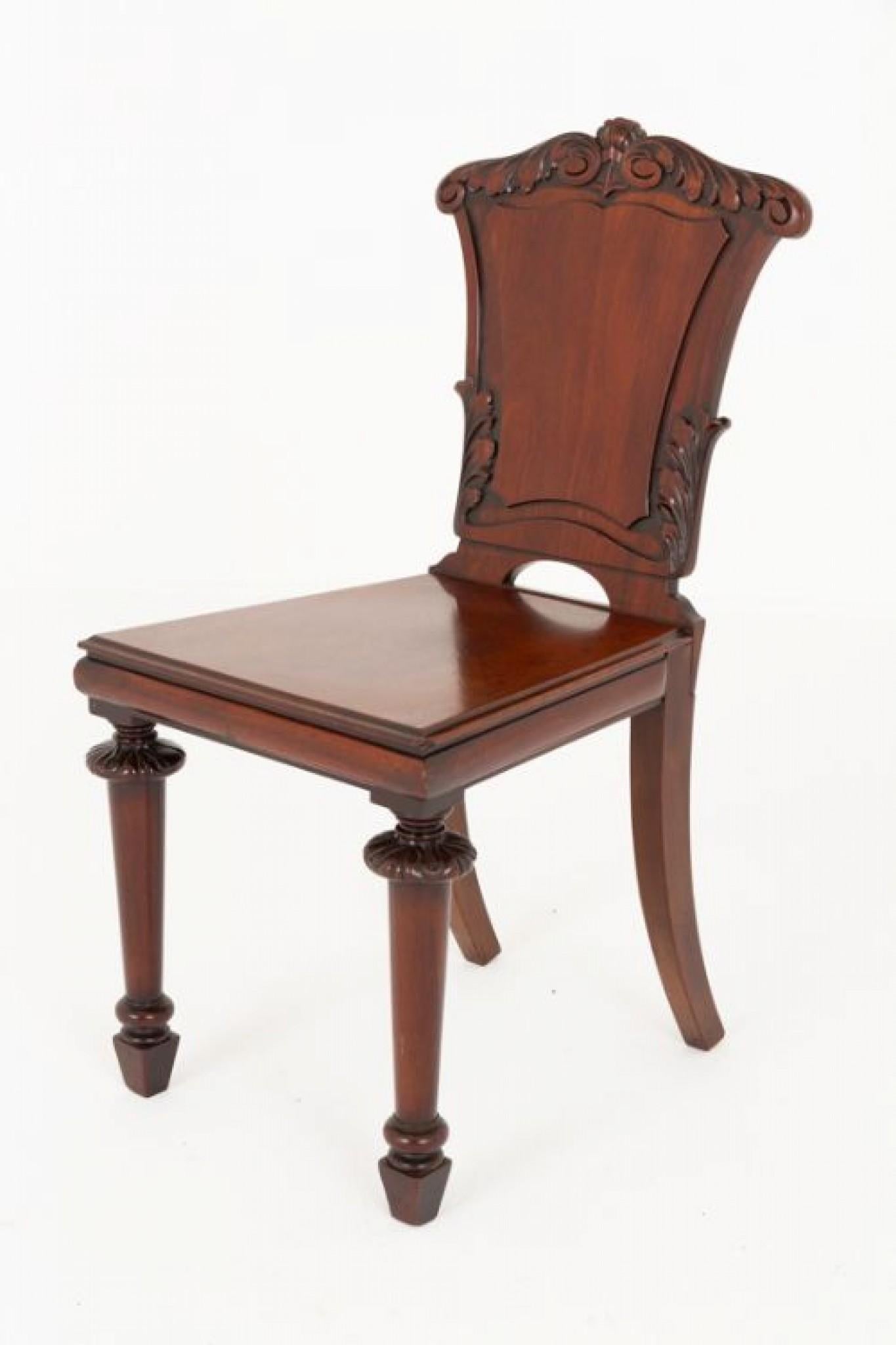 Pareja de sillas de salón de caoba William IV.
Estas Sillas de Recibidor de Calidad se levantan sobre patas delanteras torneadas y talladas en forma de anillo con patas traseras barridas.
siglo XIX
Cada silla tiene un asiento y un respaldo