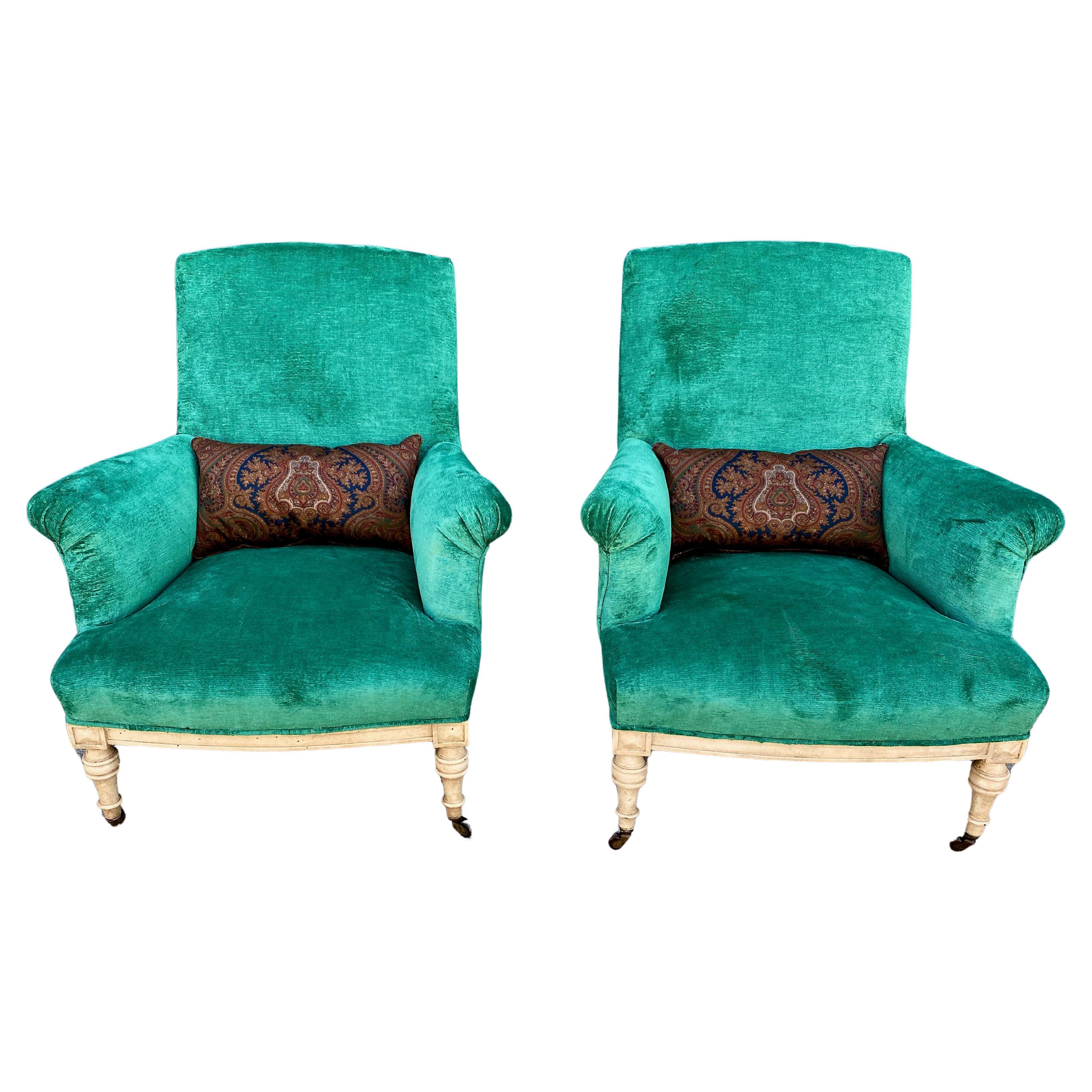 Il s'agit d'une paire très confortable et désirable de fauteuils club du milieu du 19e siècle dans le style de Howard & Sons. Ces chaises généreuses, de style maison de campagne anglaise très traditionnel, sont dotées de pieds tournés laqués ivoire