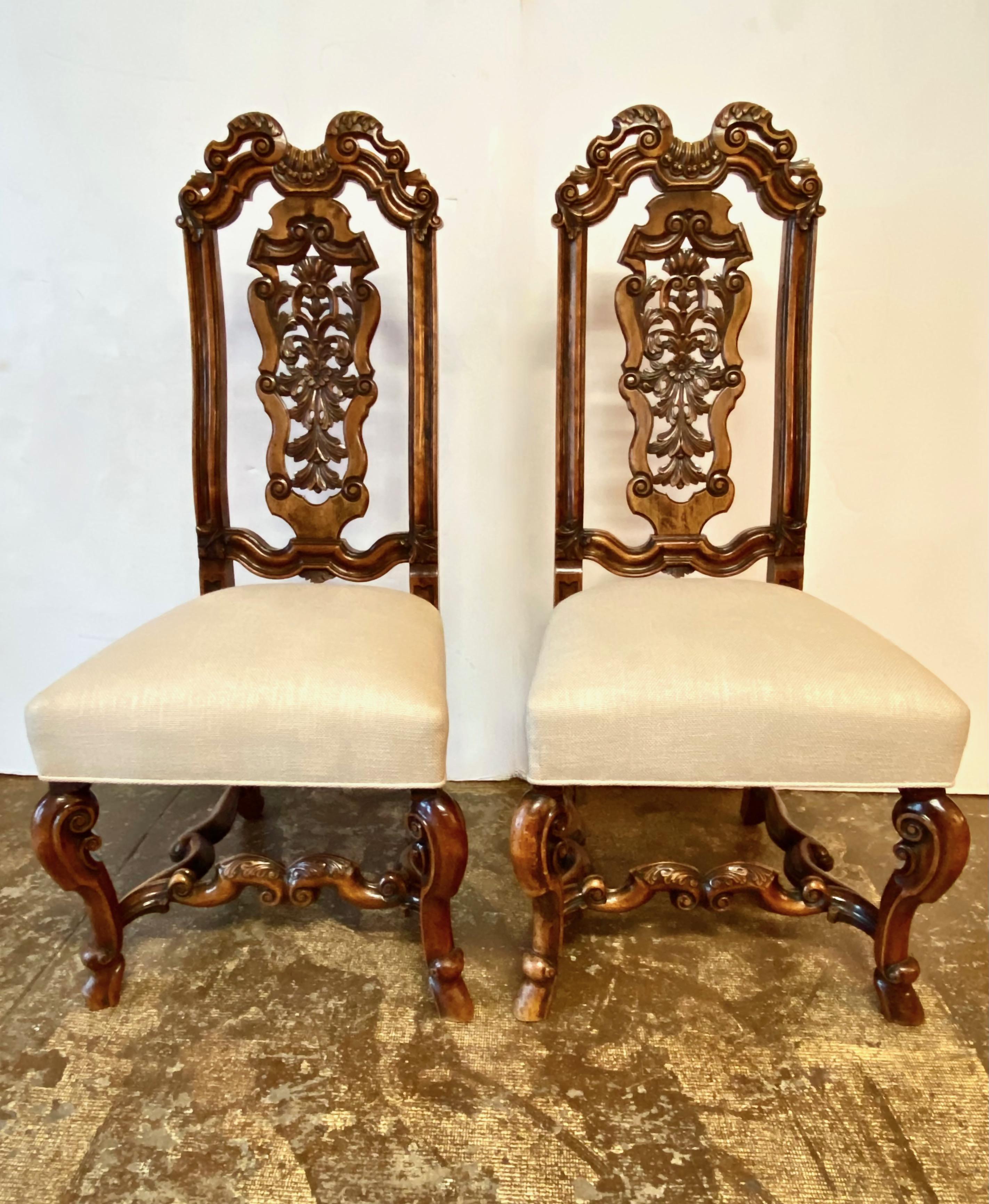 Paar William & Mary Beistellstühle aus geschnitztem Nussbaumholz im Angebot 5