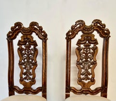 Paire de chaises d'appoint en noyer sculpté William & Mary