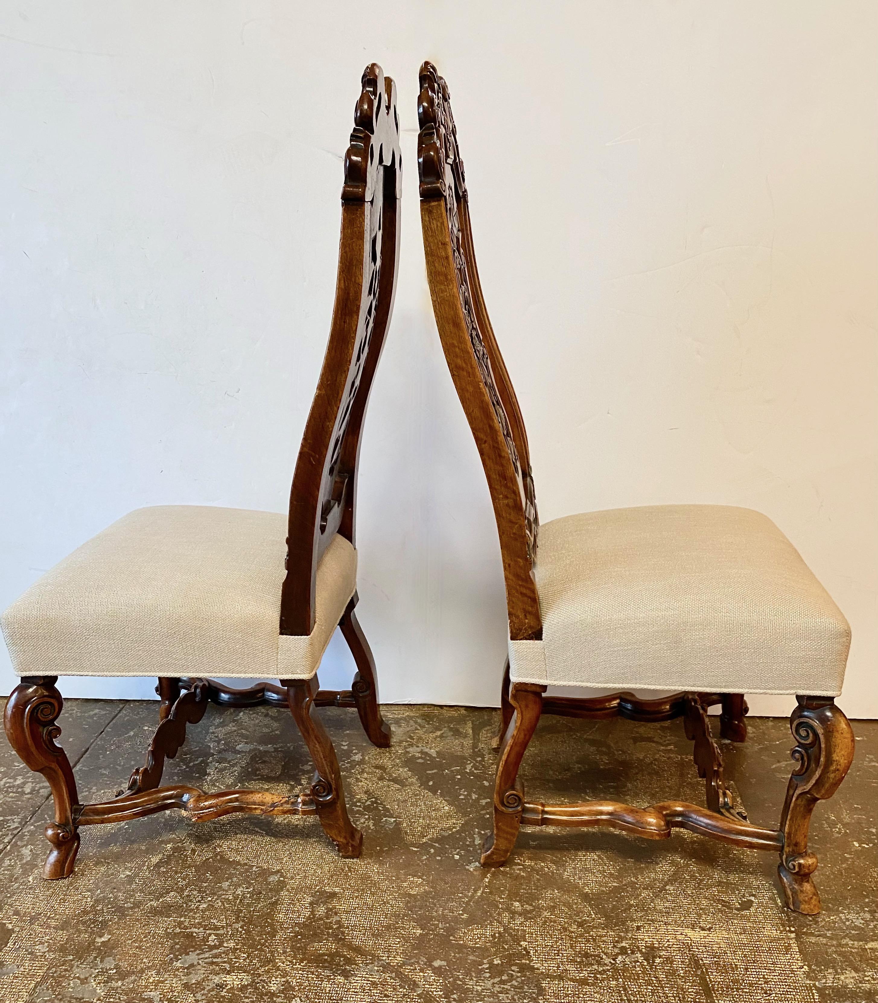 Paar William & Mary Beistellstühle aus geschnitztem Nussbaumholz (Handgeschnitzt) im Angebot