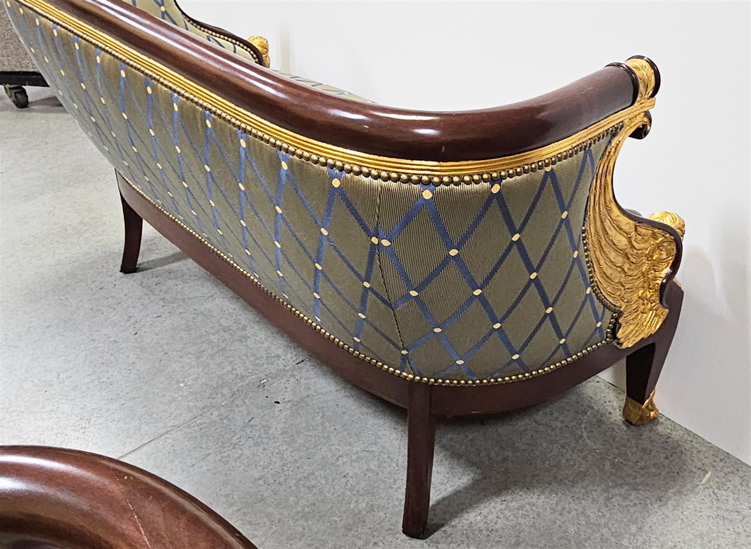Coppia di divani in stile impero francese di William Switzer in mogano intagliato, XX secolo In condizioni buone in vendita a Savannah, GA