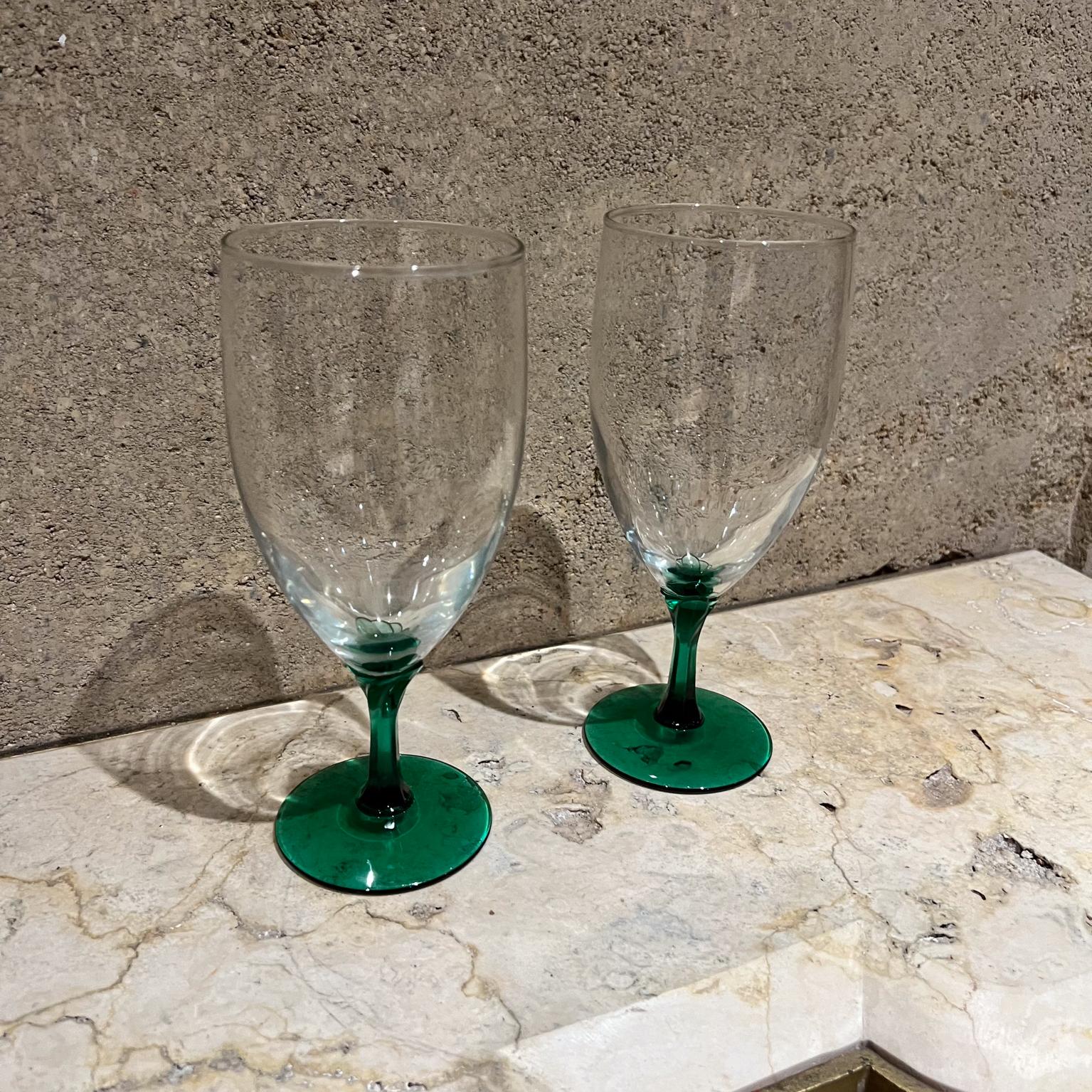 1970er Jahre Paar grüne Stem-Wein-Wasser-Kelchgläser (Moderne der Mitte des Jahrhunderts) im Angebot