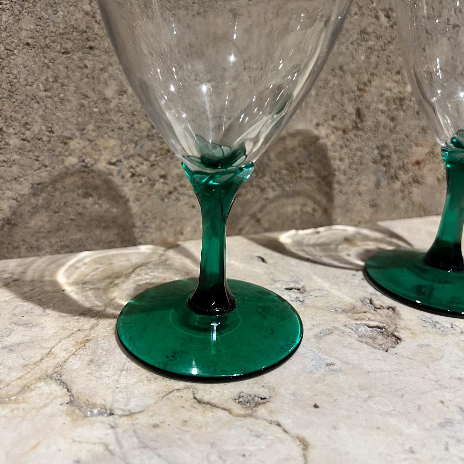 1970er Jahre Paar grüne Stem-Wein-Wasser-Kelchgläser (amerikanisch) im Angebot